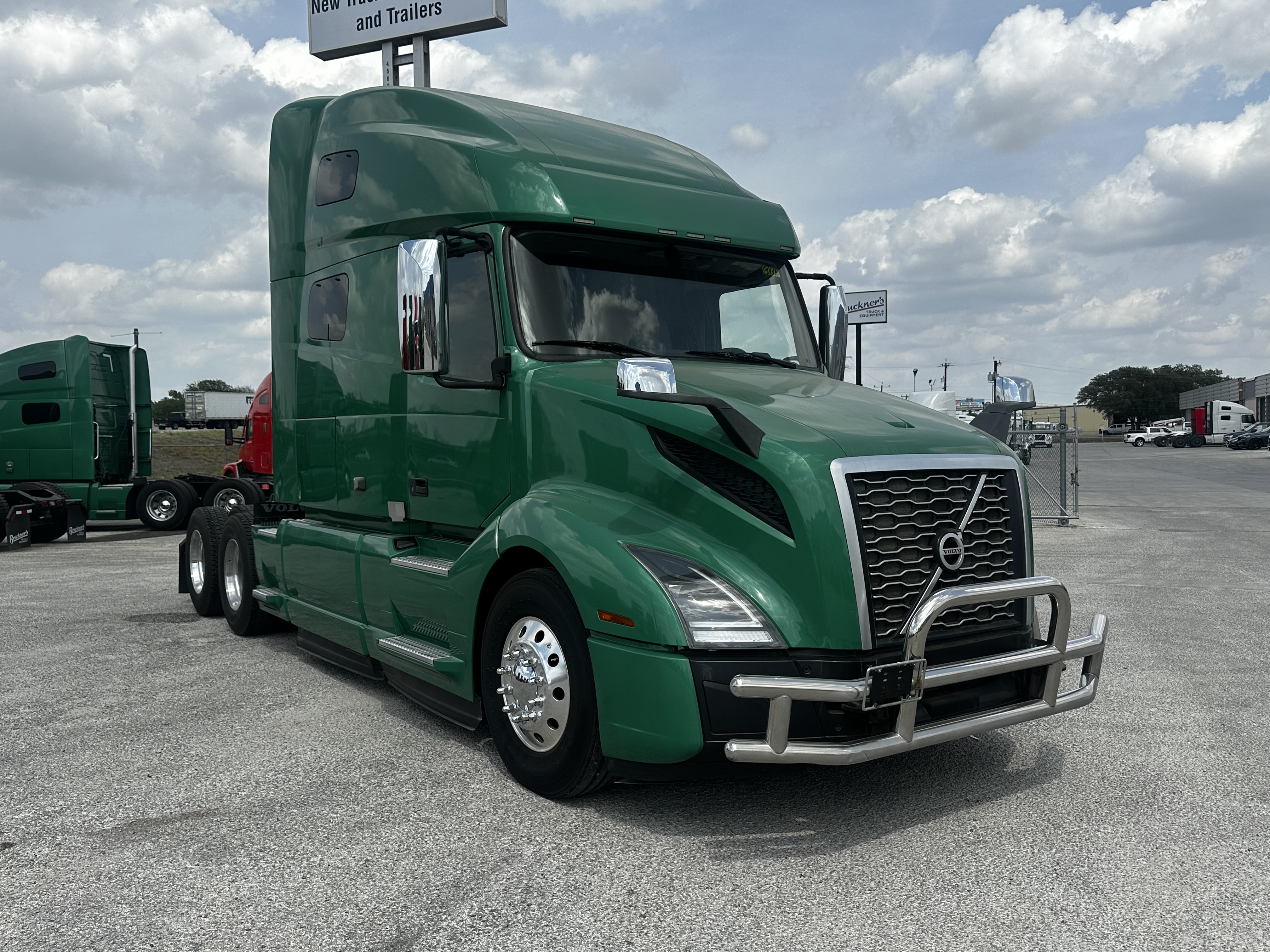 2021 Volvo - image 3