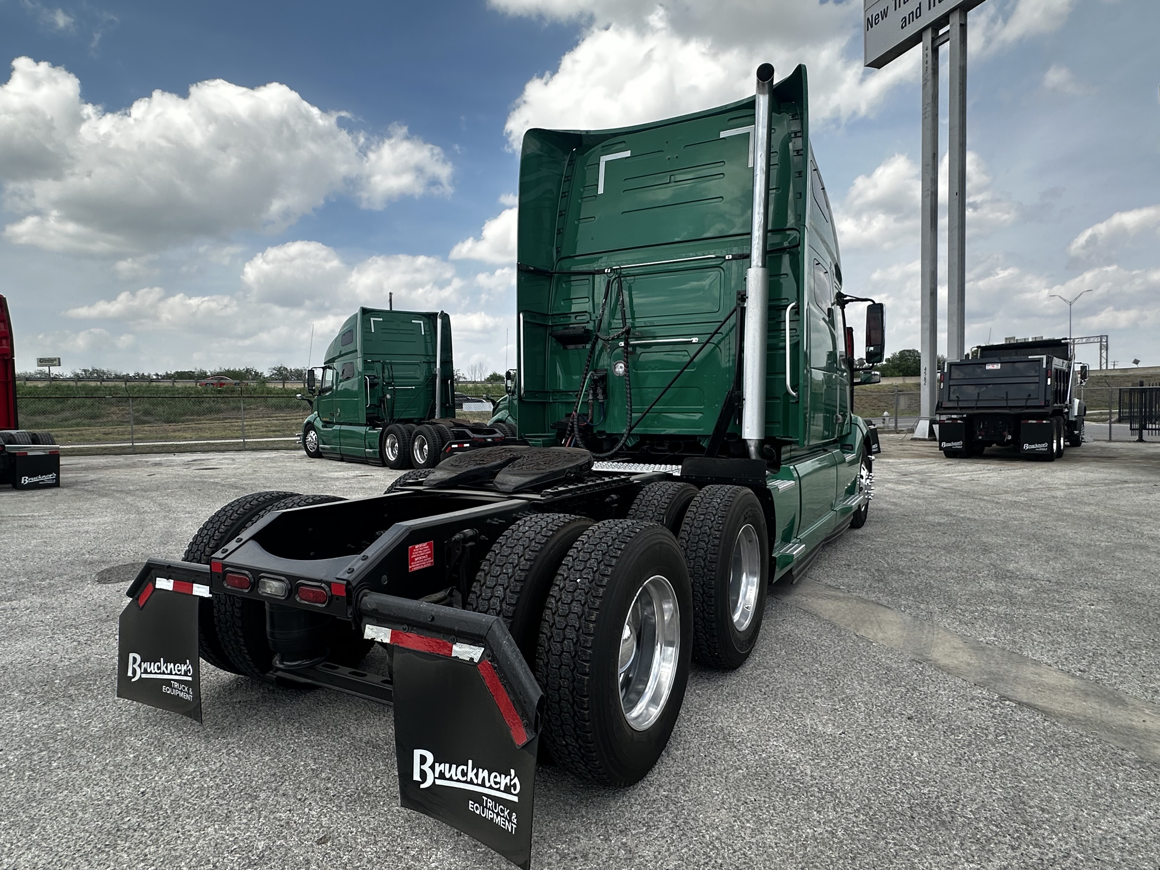 2021 Volvo - image 5