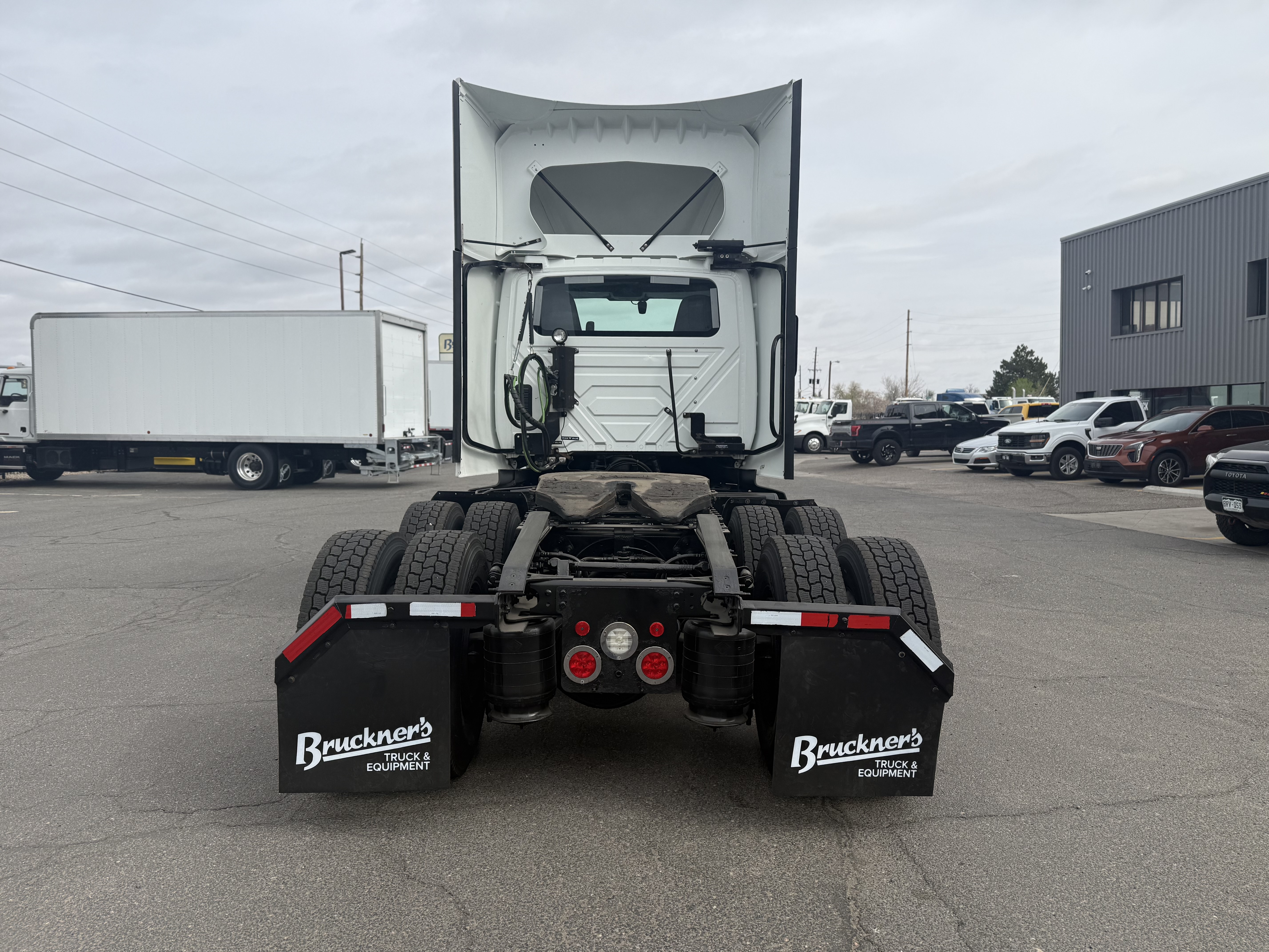 2021 International LT - image 7