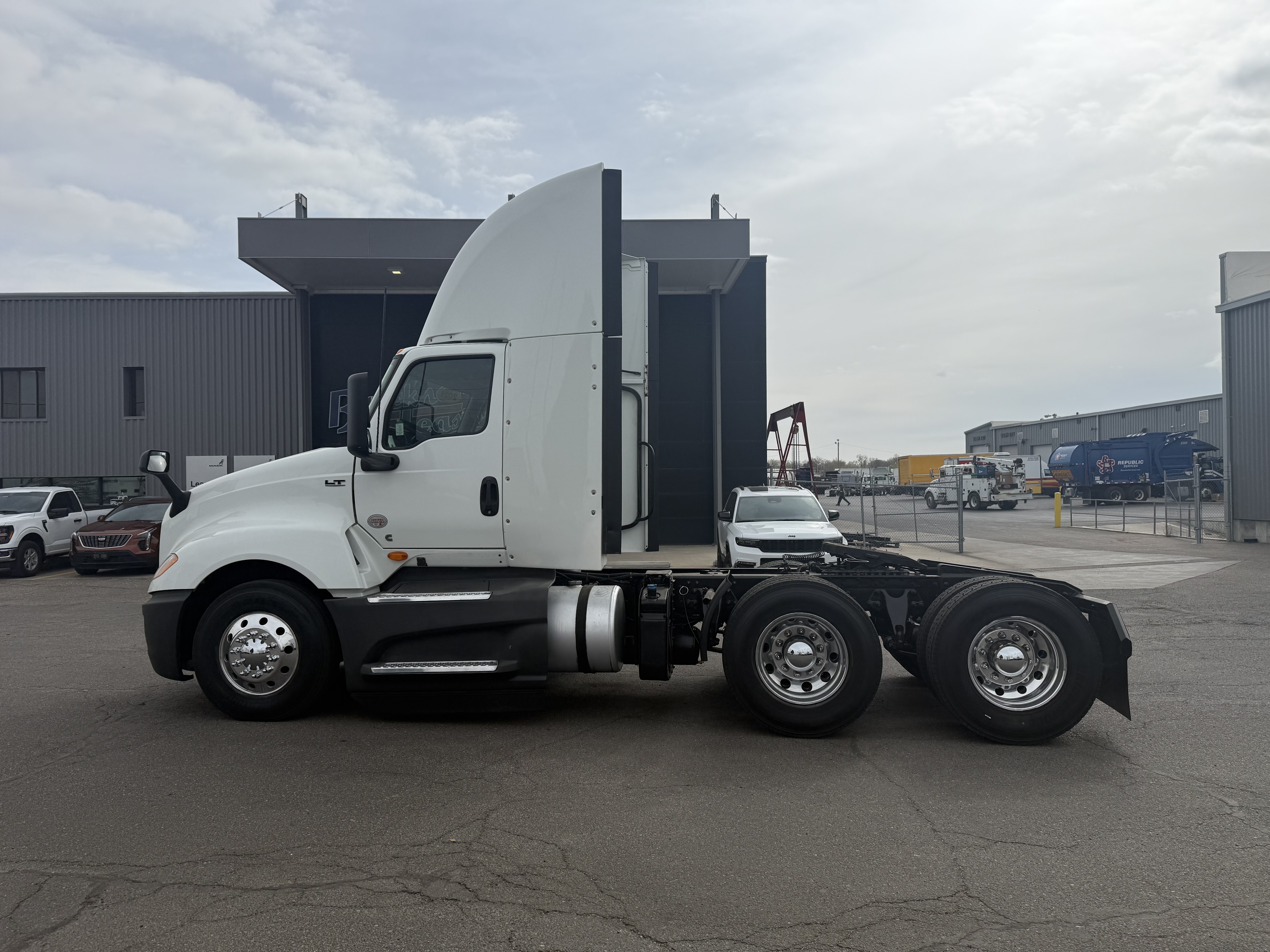 2021 International LT - image 5