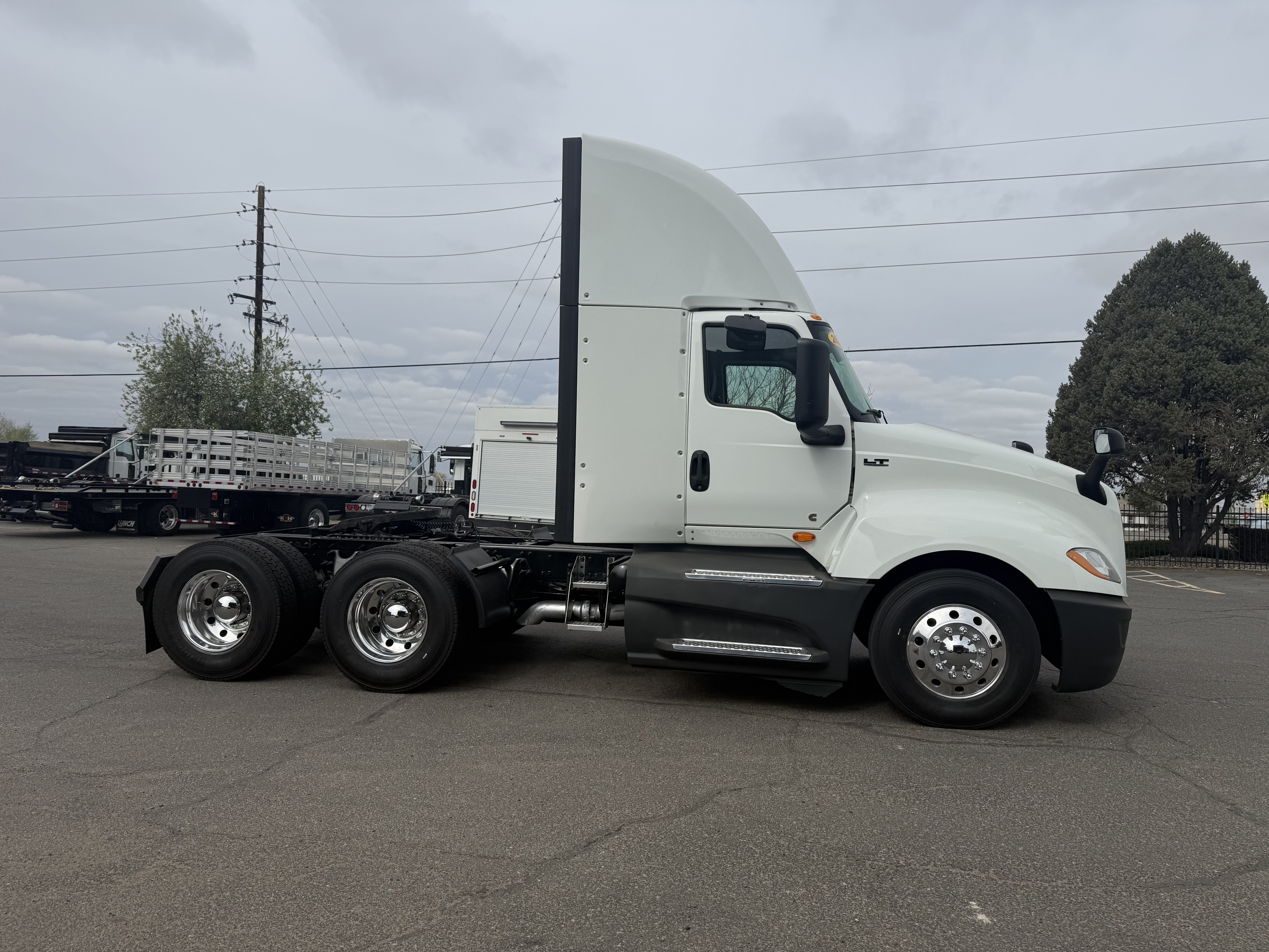 2021 International LT - image 4