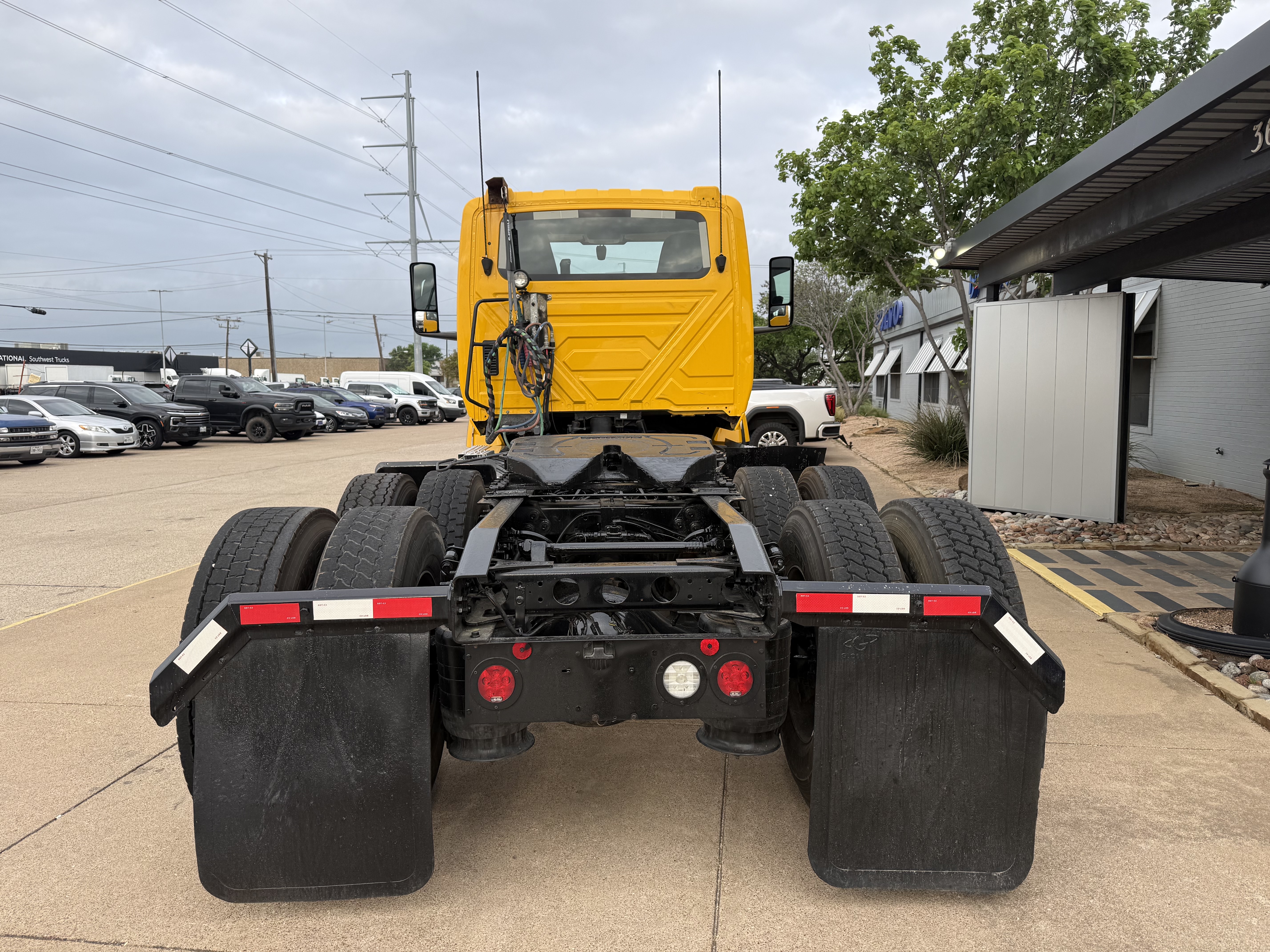 2019 International LT - image 5