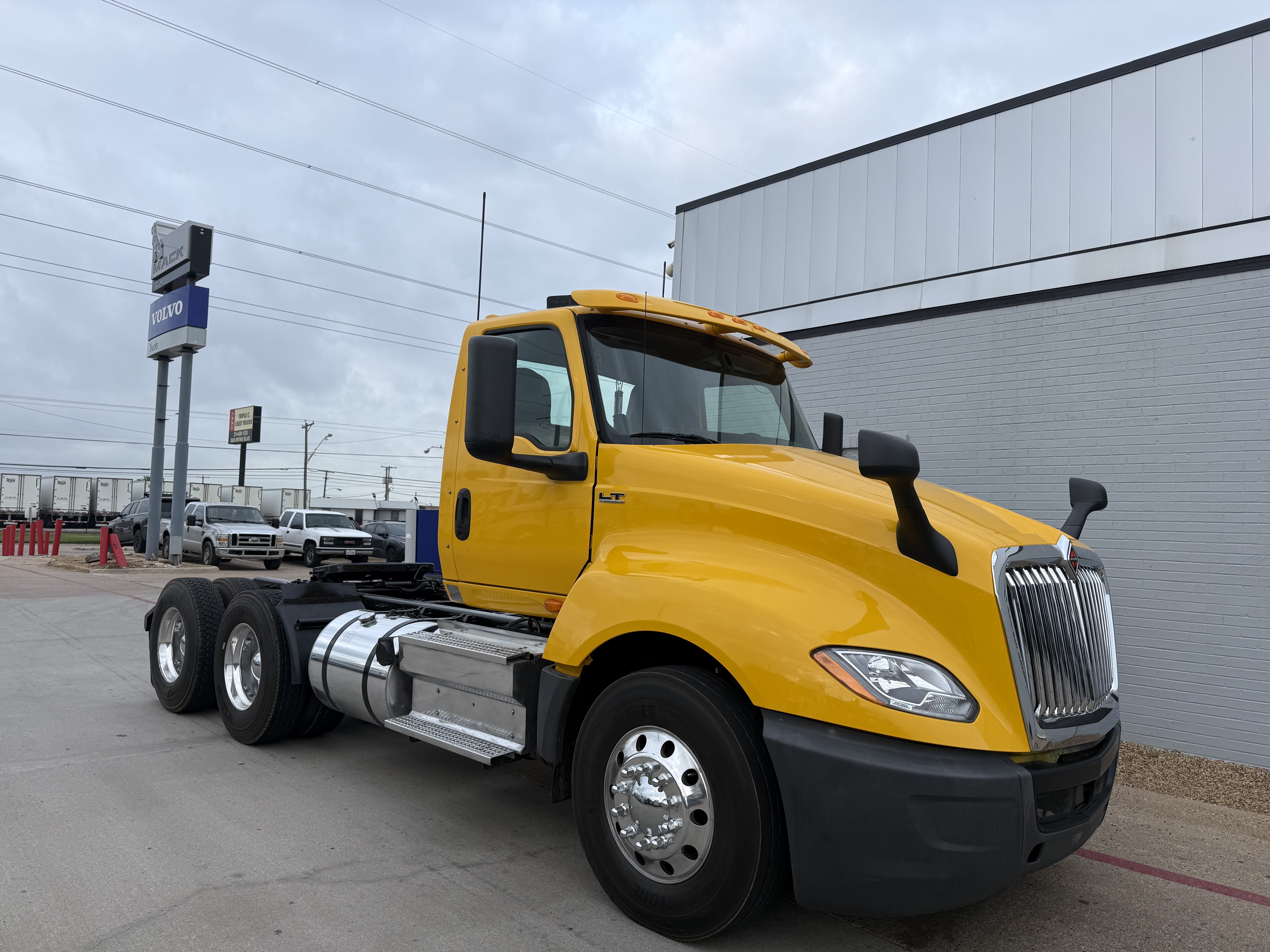 2019 International LT - image 8