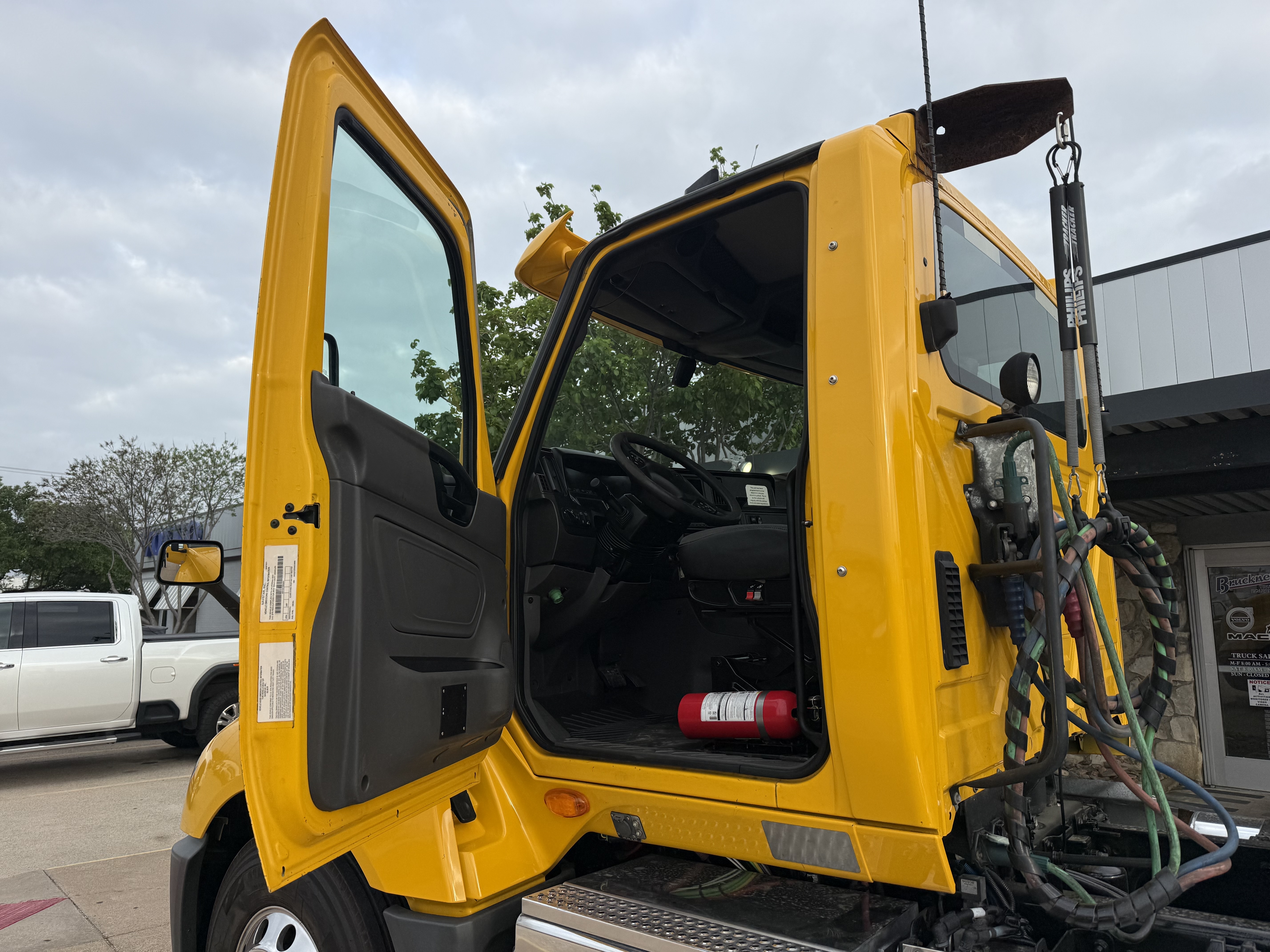 2019 International LT - image 17