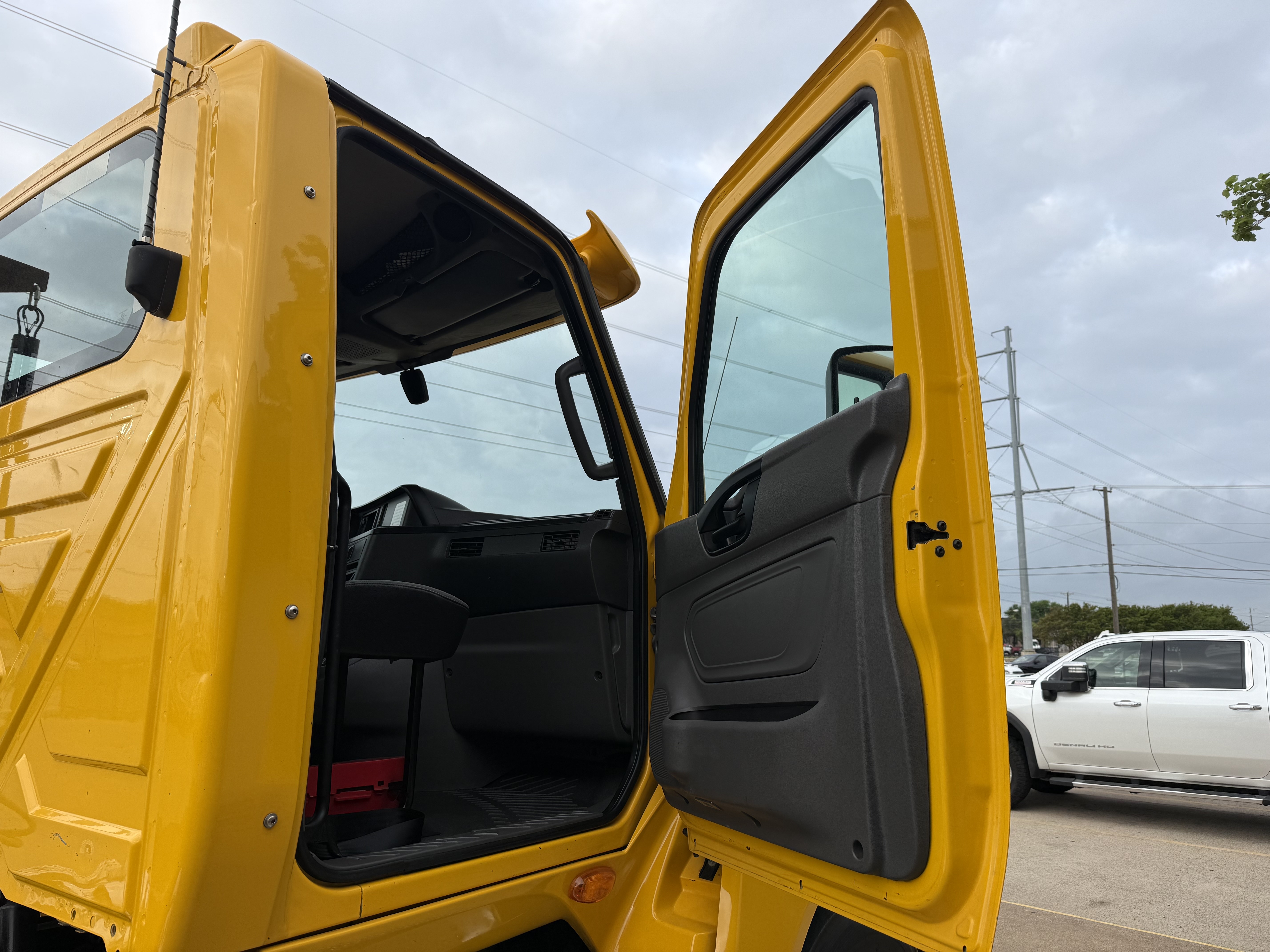 2019 International LT - image 23