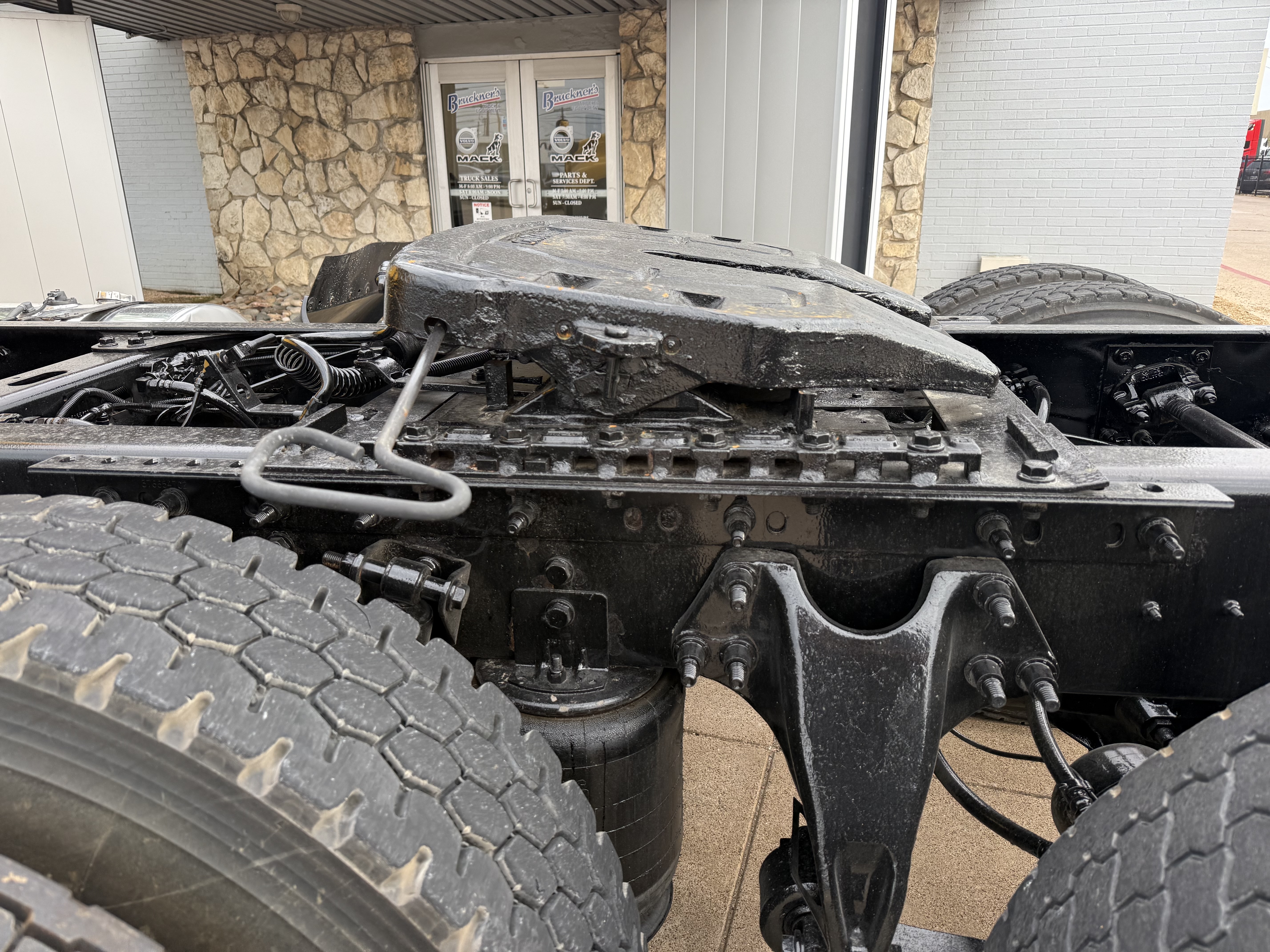 2019 International LT - image 13