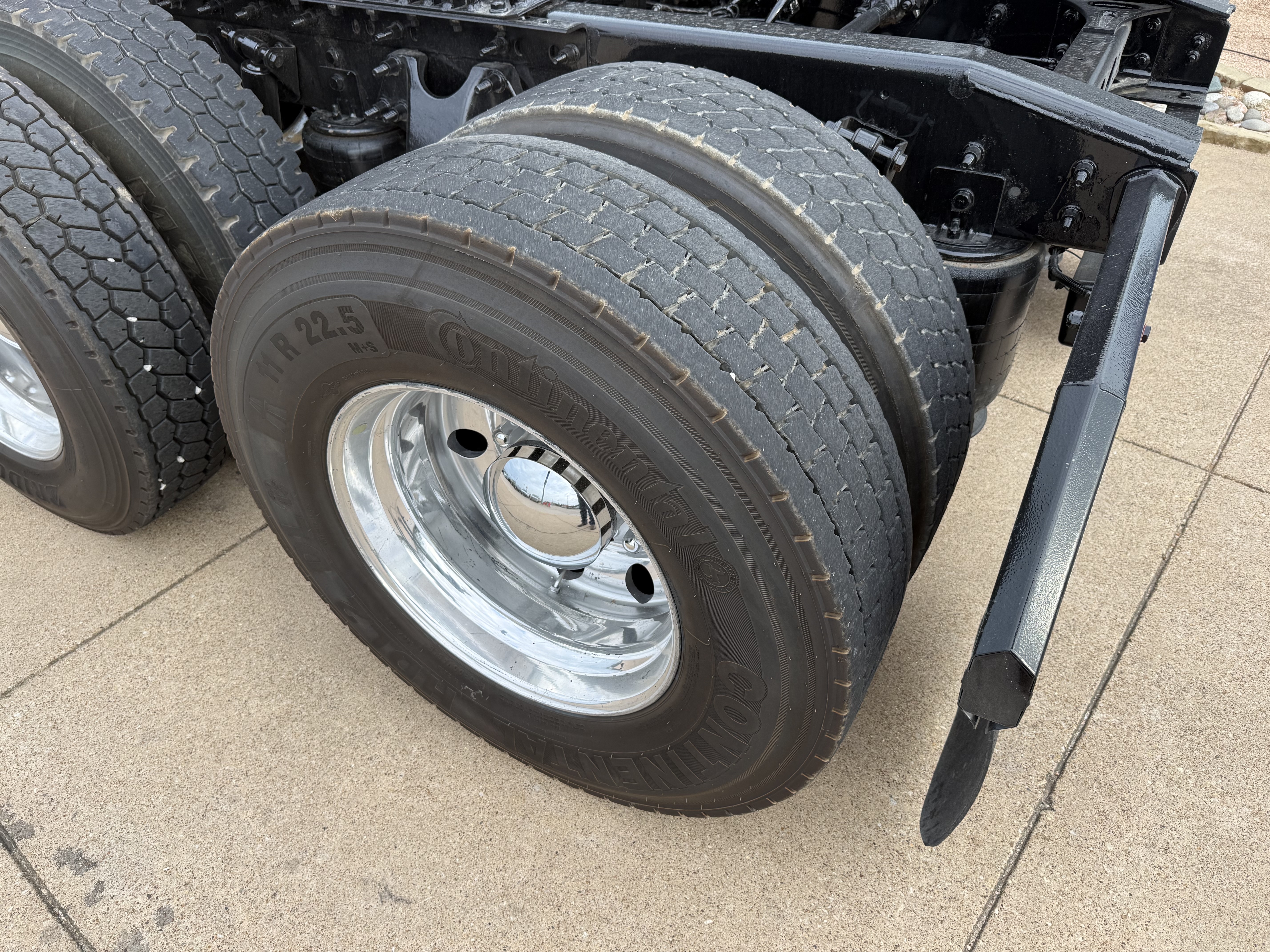 2019 International LT - image 11