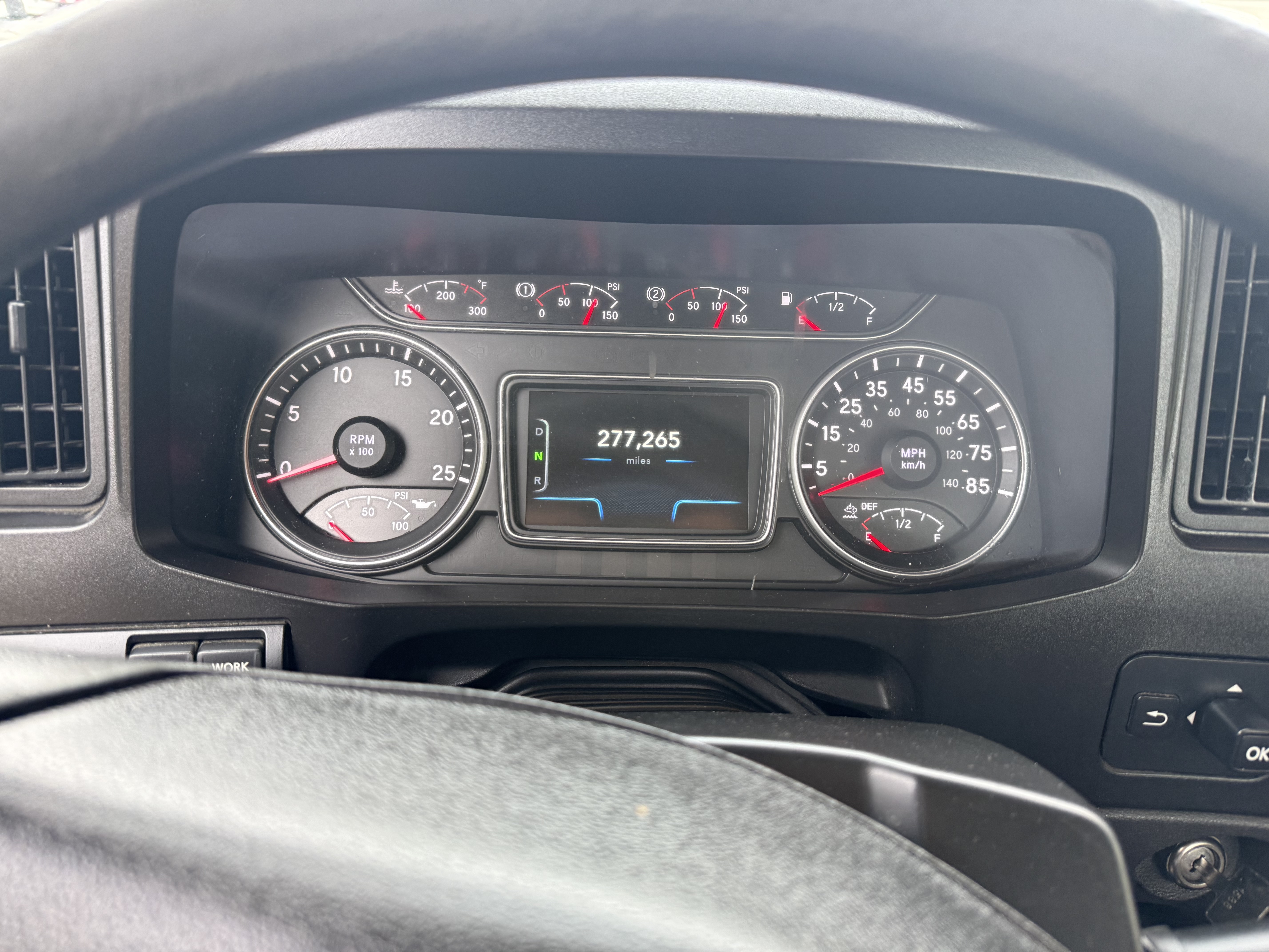 2019 International LT - image 28