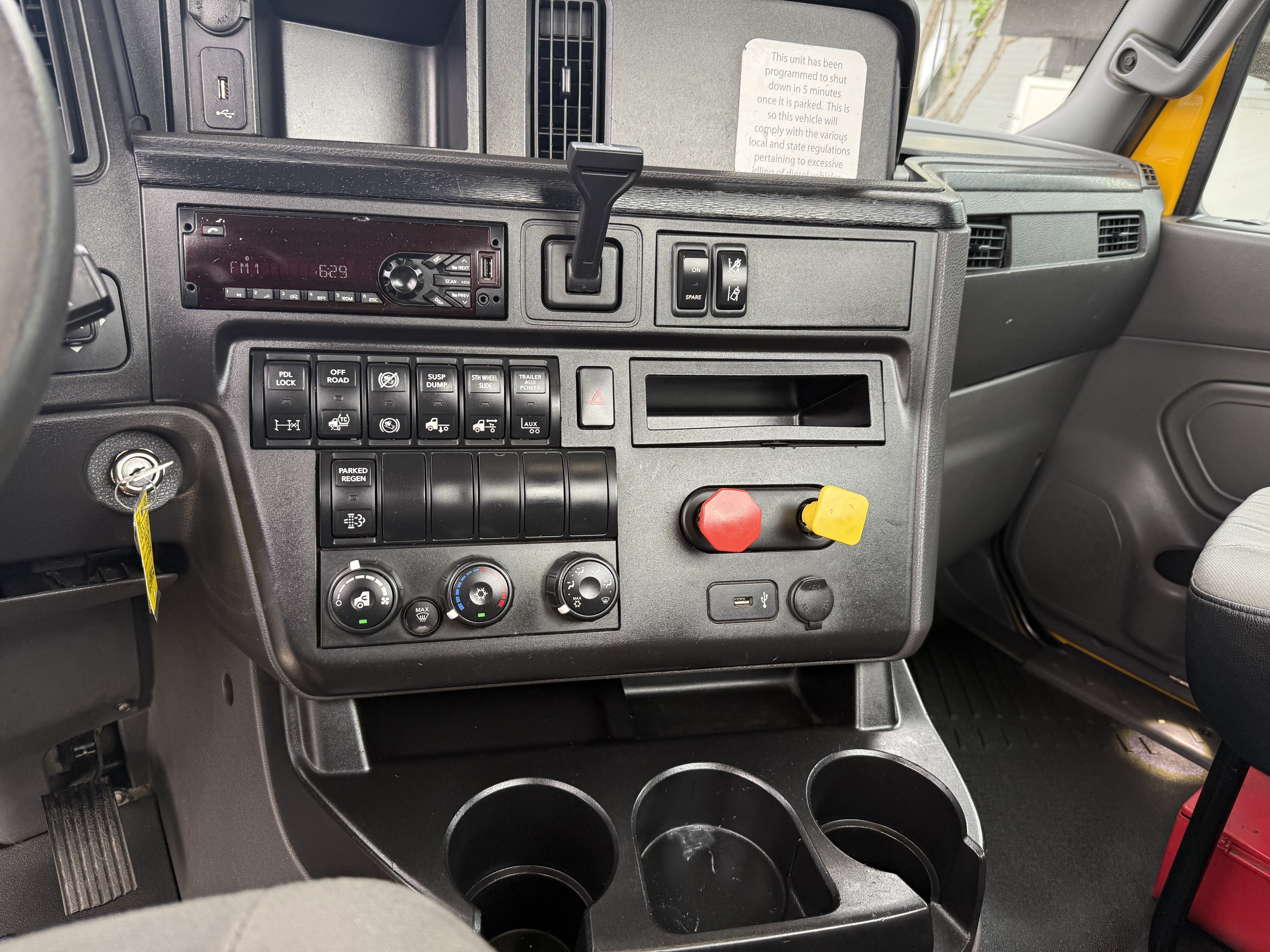 2019 International LT - image 20