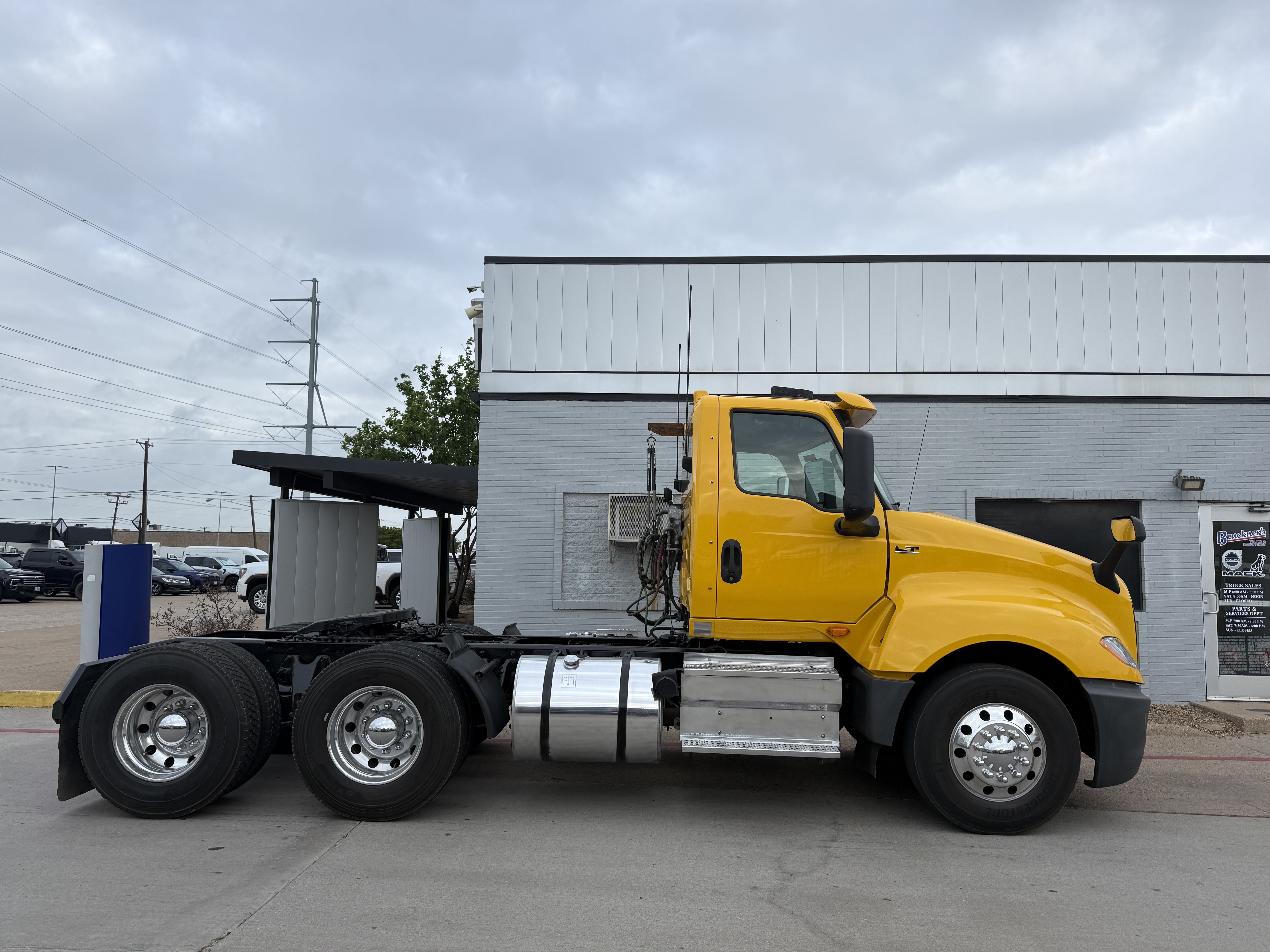 2019 International LT - image 7