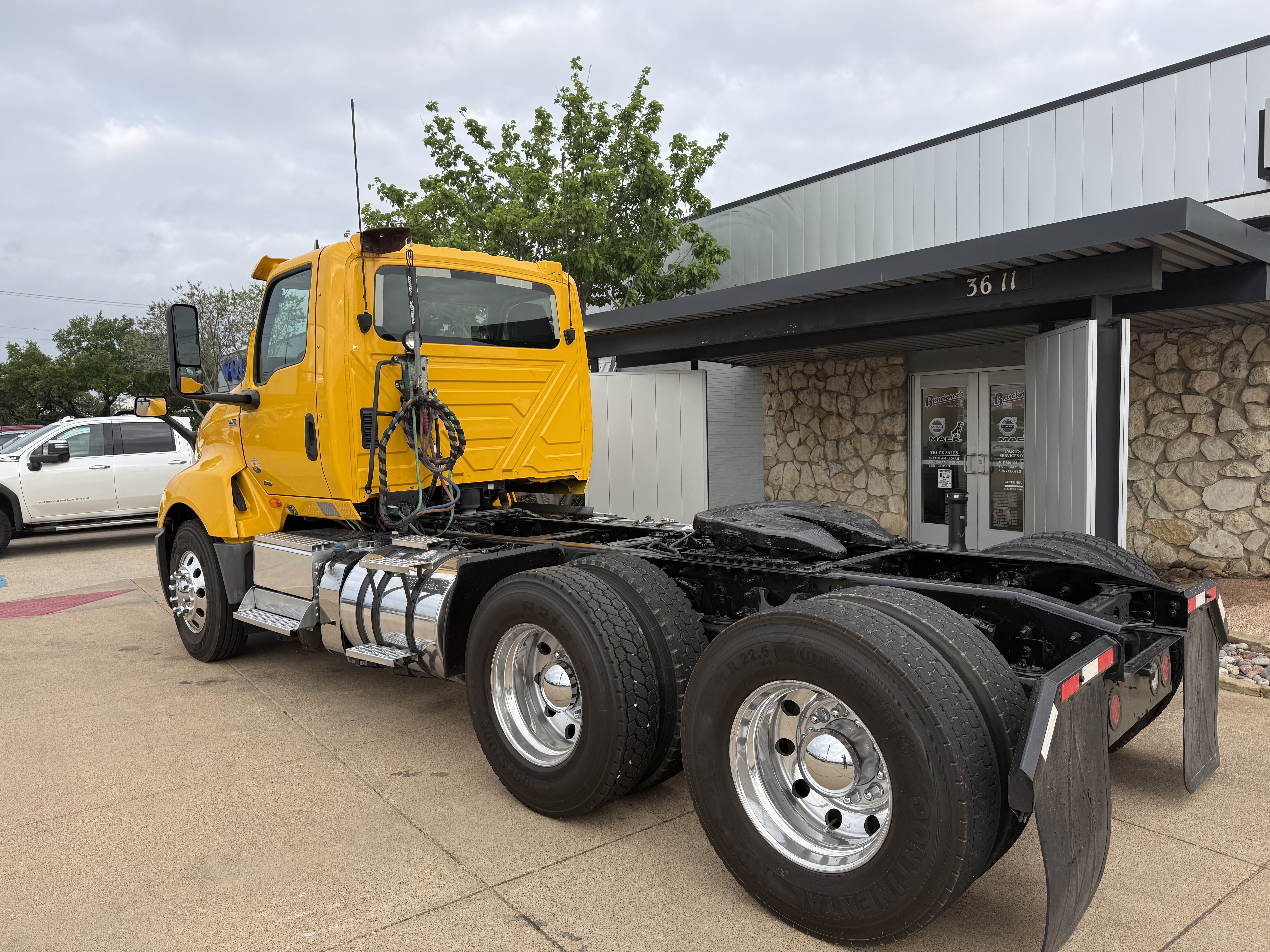 2019 International LT - image 4