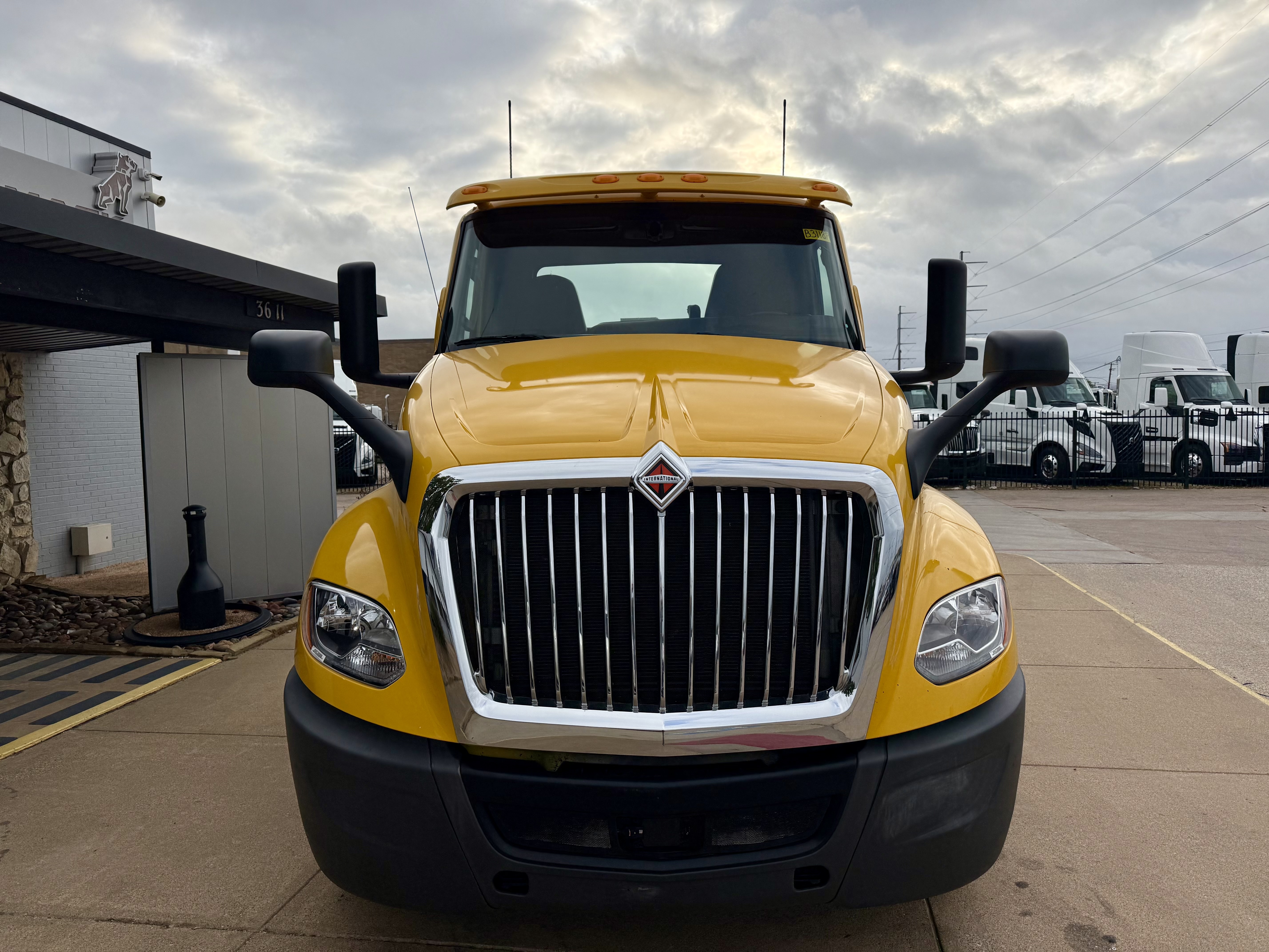 2019 International LT - image 2