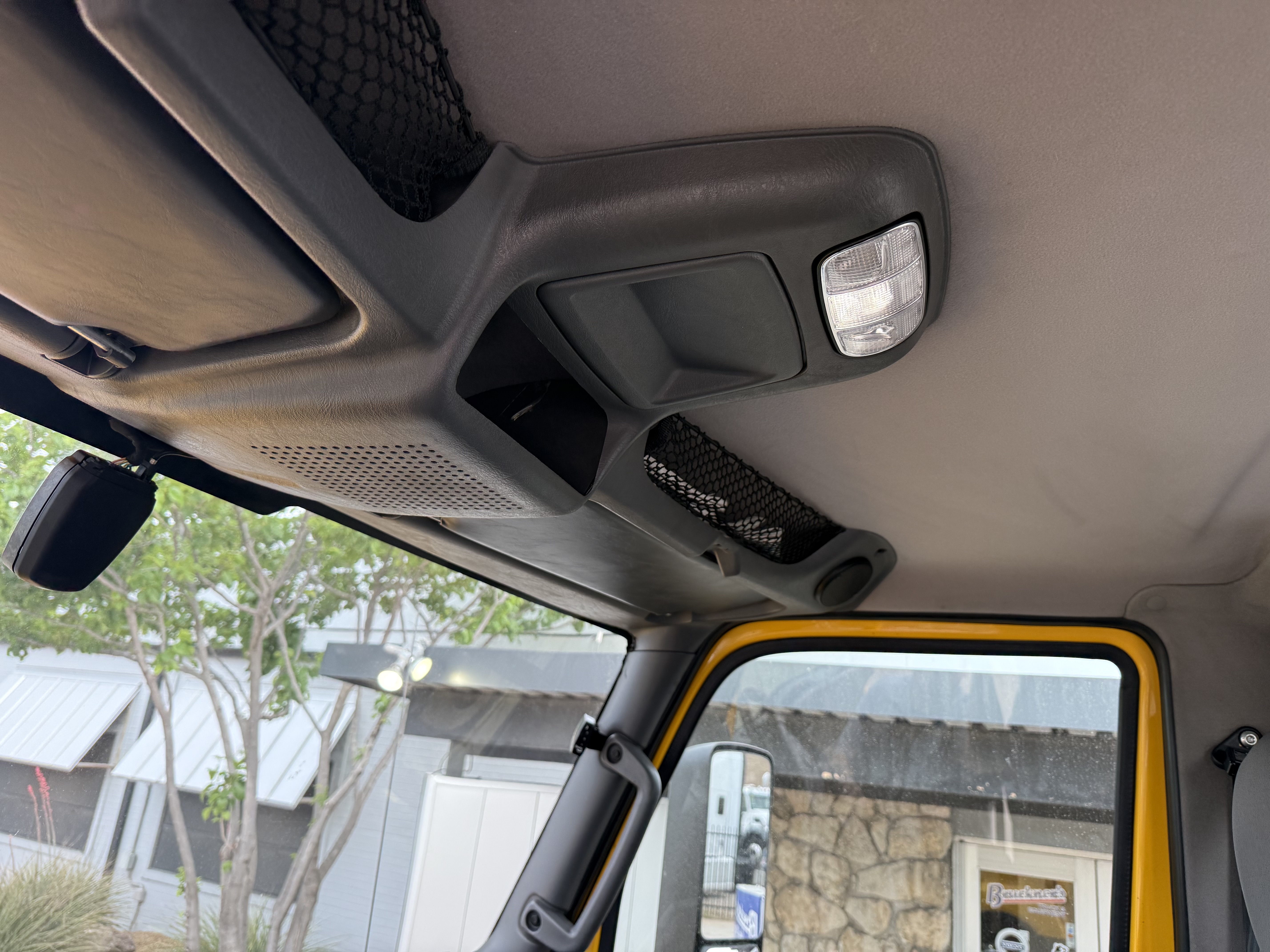 2019 International LT - image 21