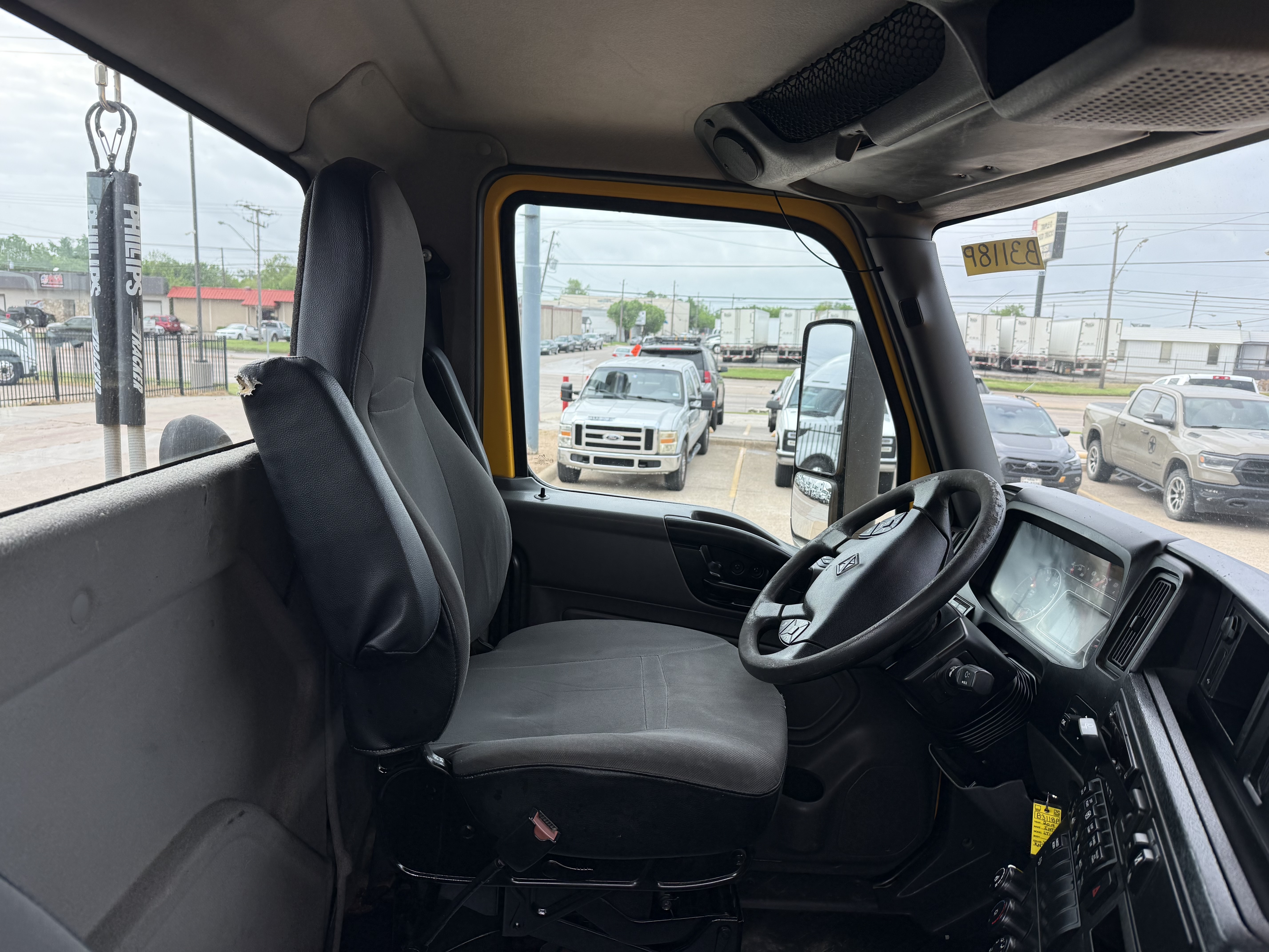 2019 International LT - image 18