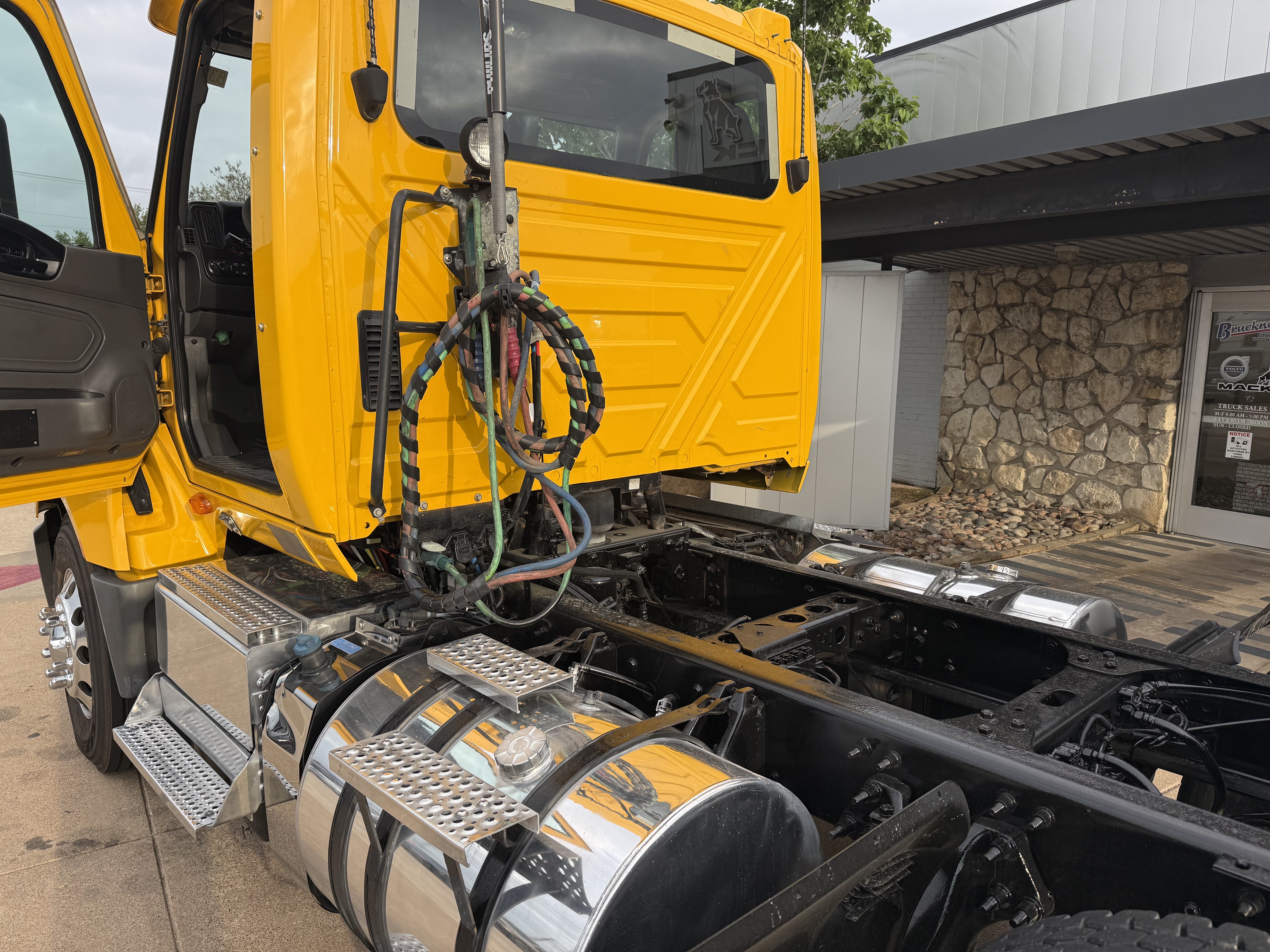 2019 International LT - image 12