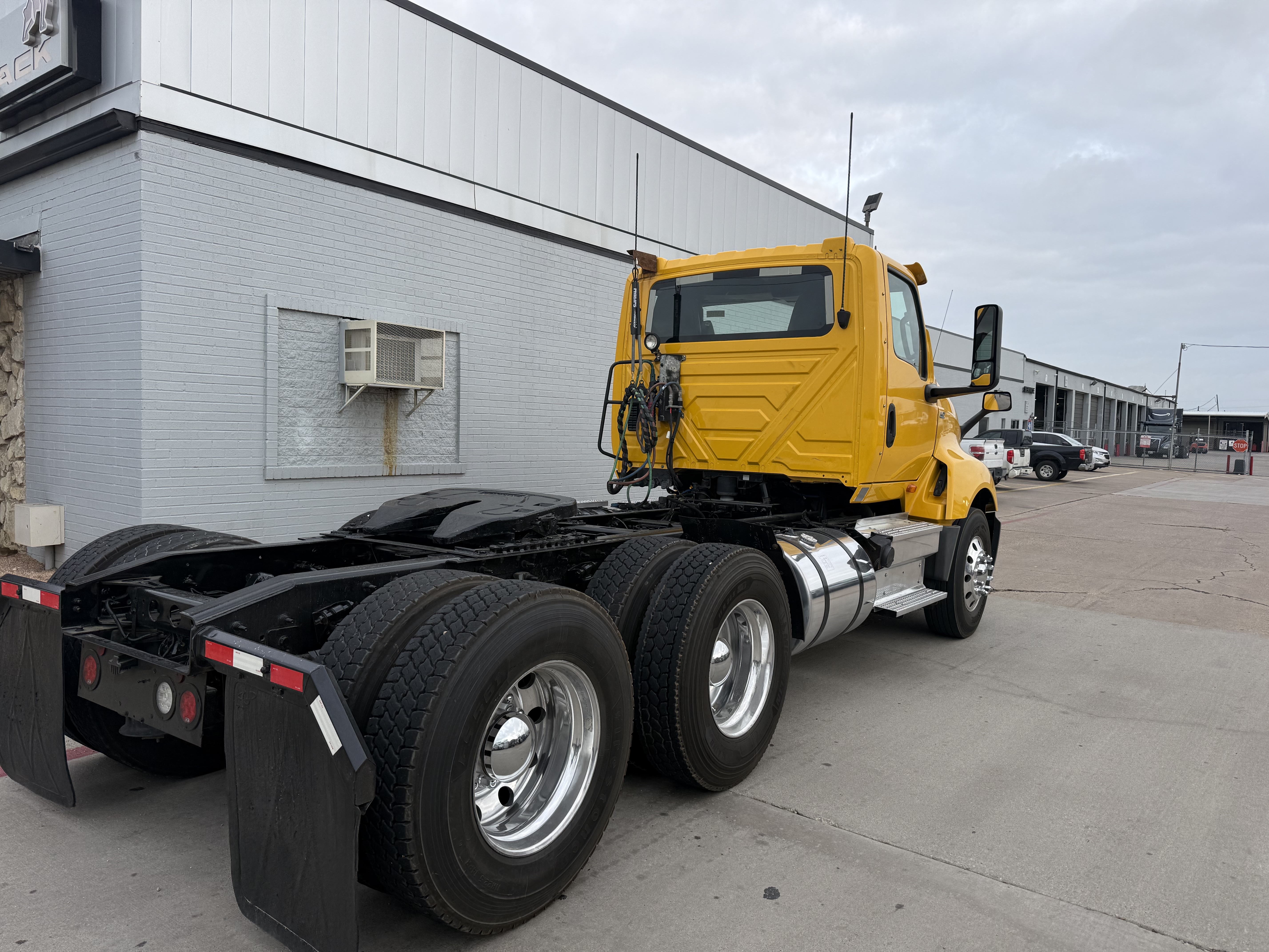 2019 International LT - image 6