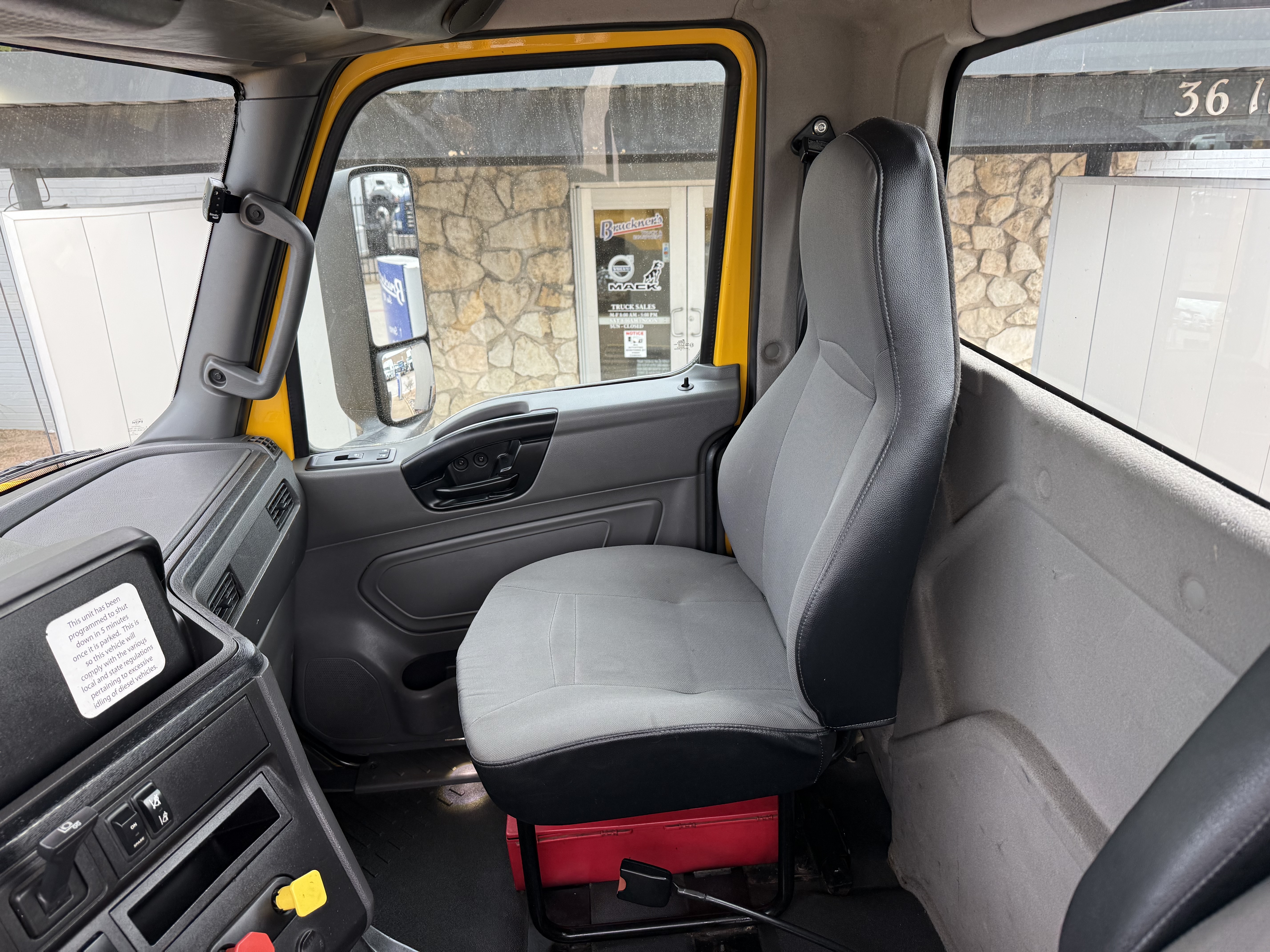 2019 International LT - image 22