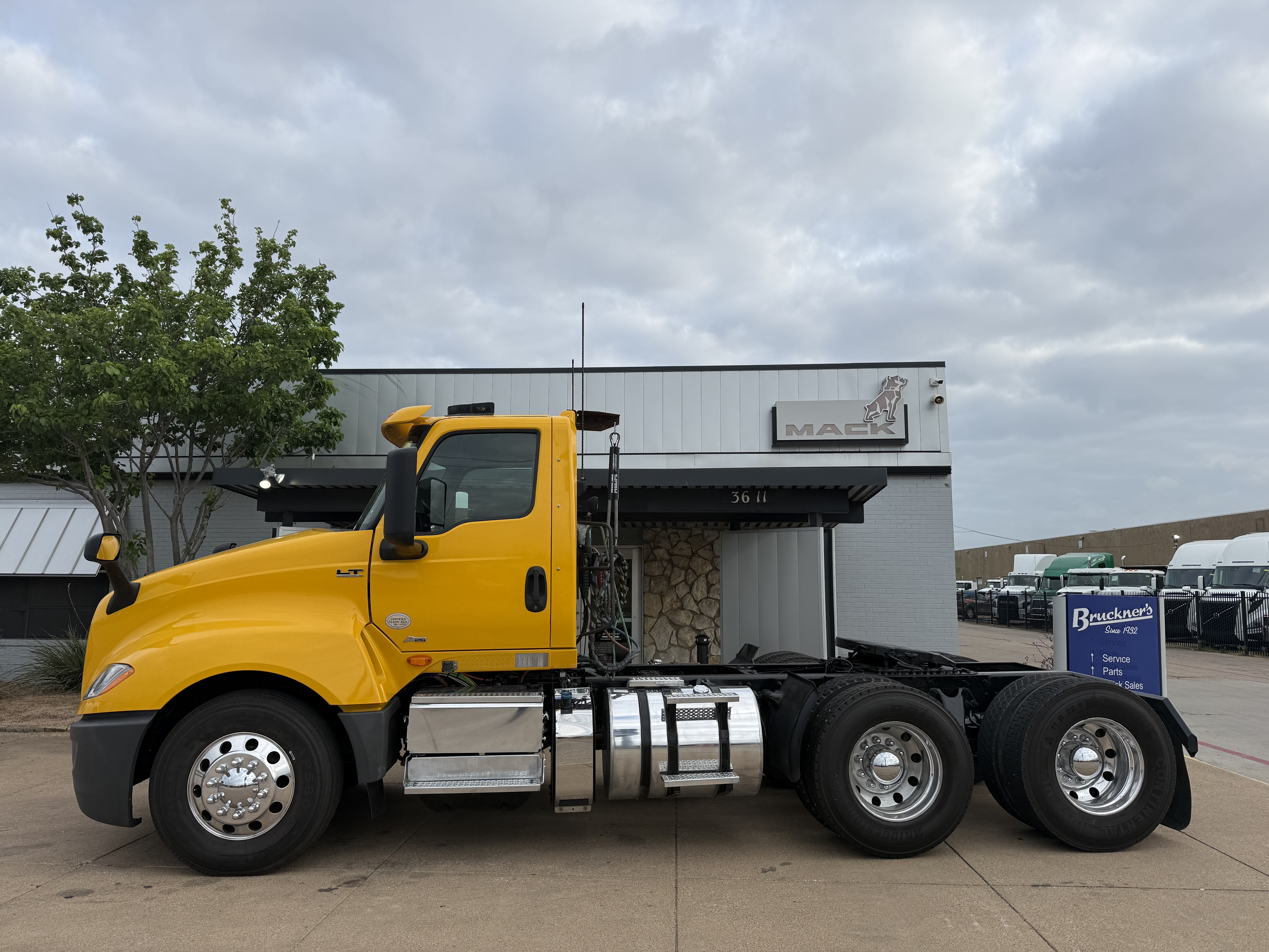 2019 International LT - image 3