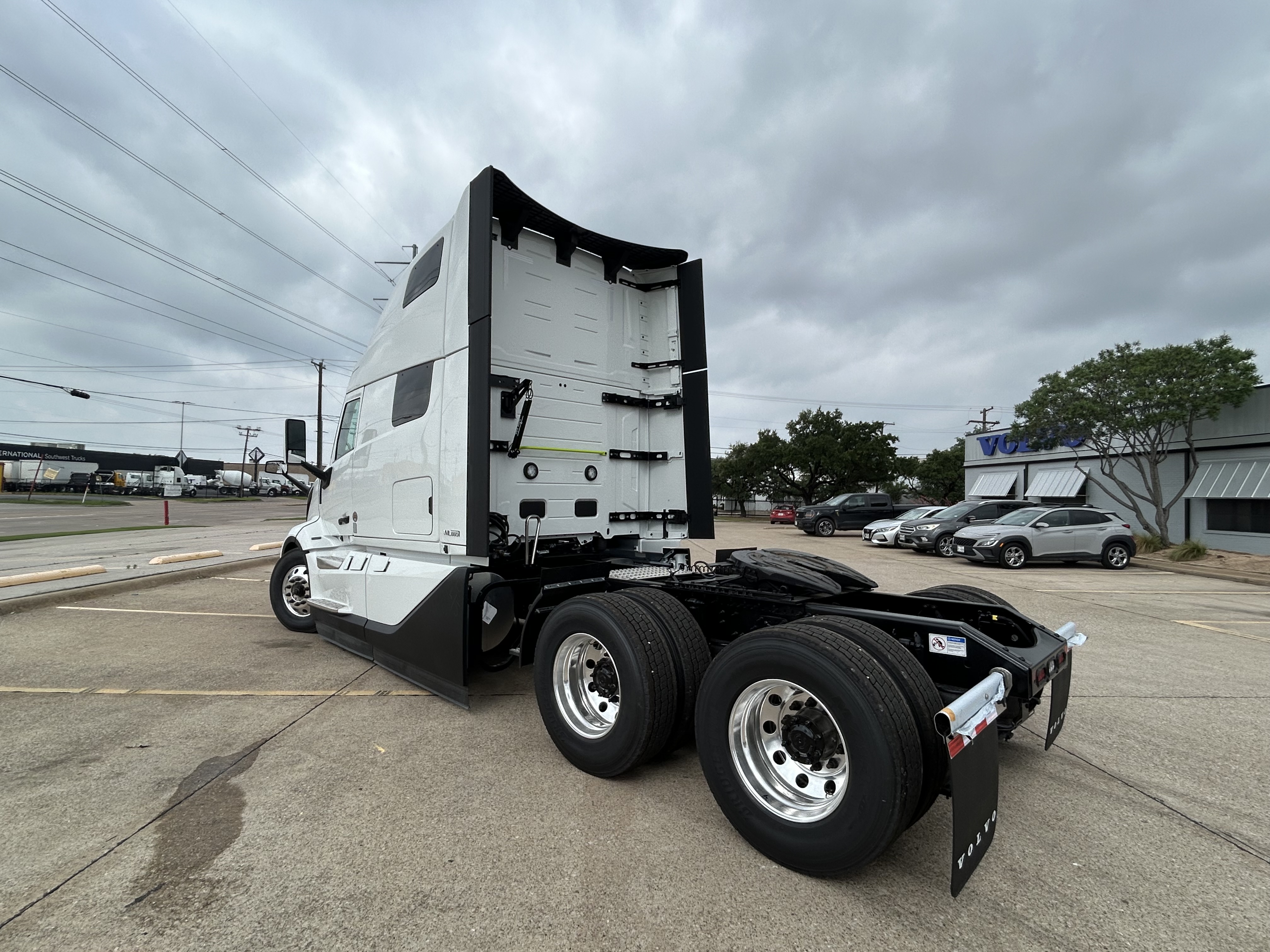 2027 Volvo VNL 860 in Dallas Irving Blvd, TX — photo 5