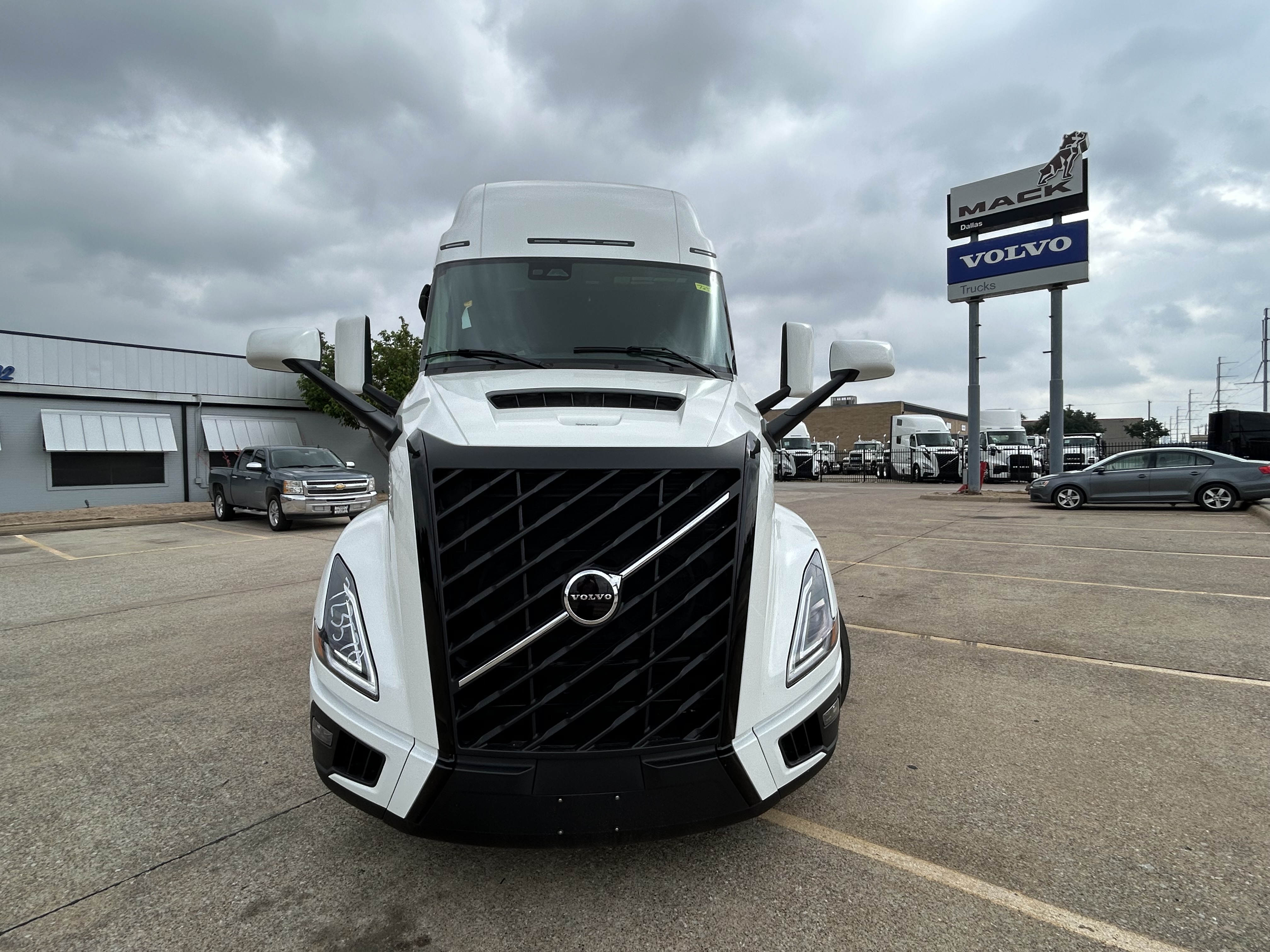 2027 Volvo VNL 860 in Dallas Irving Blvd, TX — photo 2