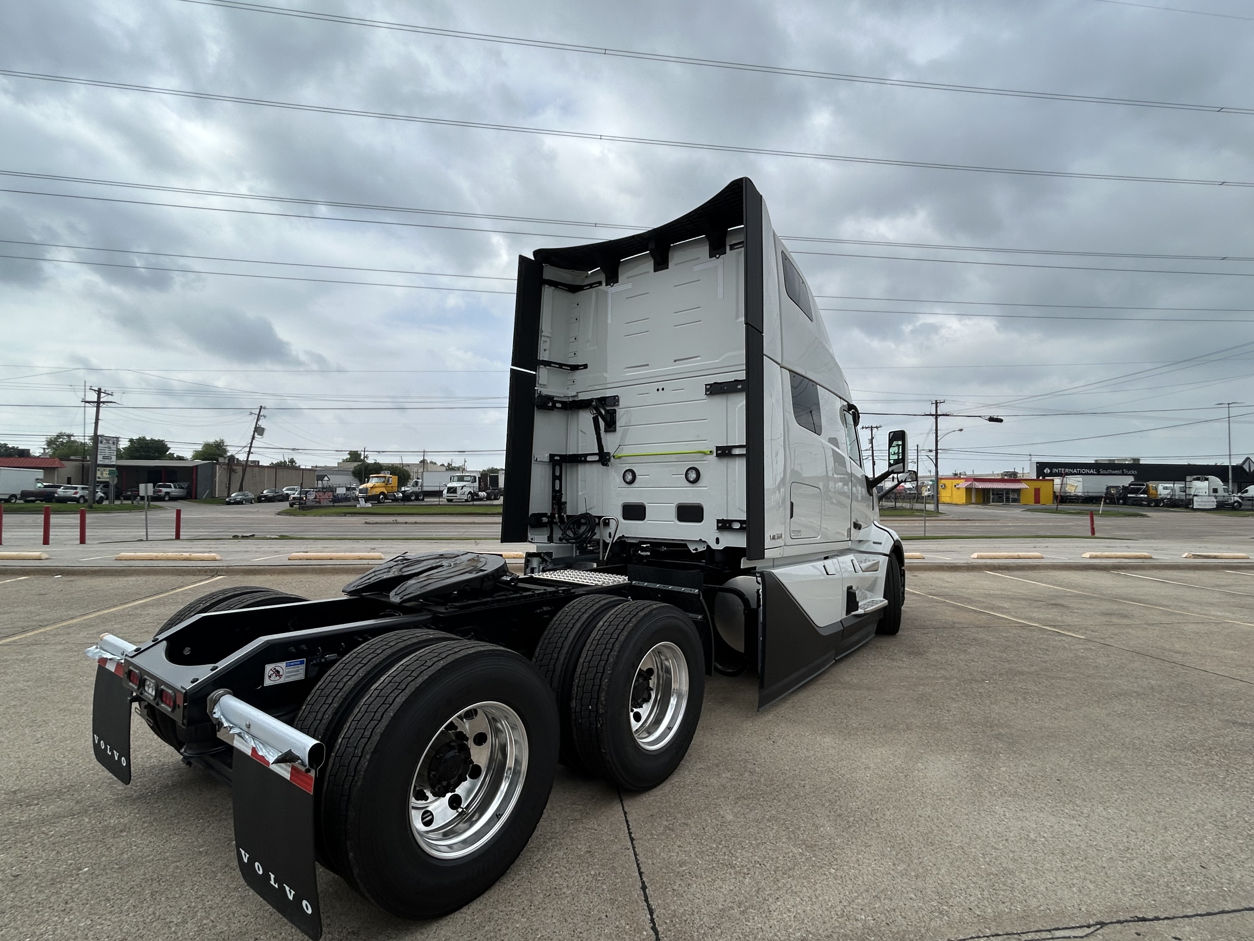 2027 Volvo VNL 860 in Dallas Irving Blvd, TX — photo 7