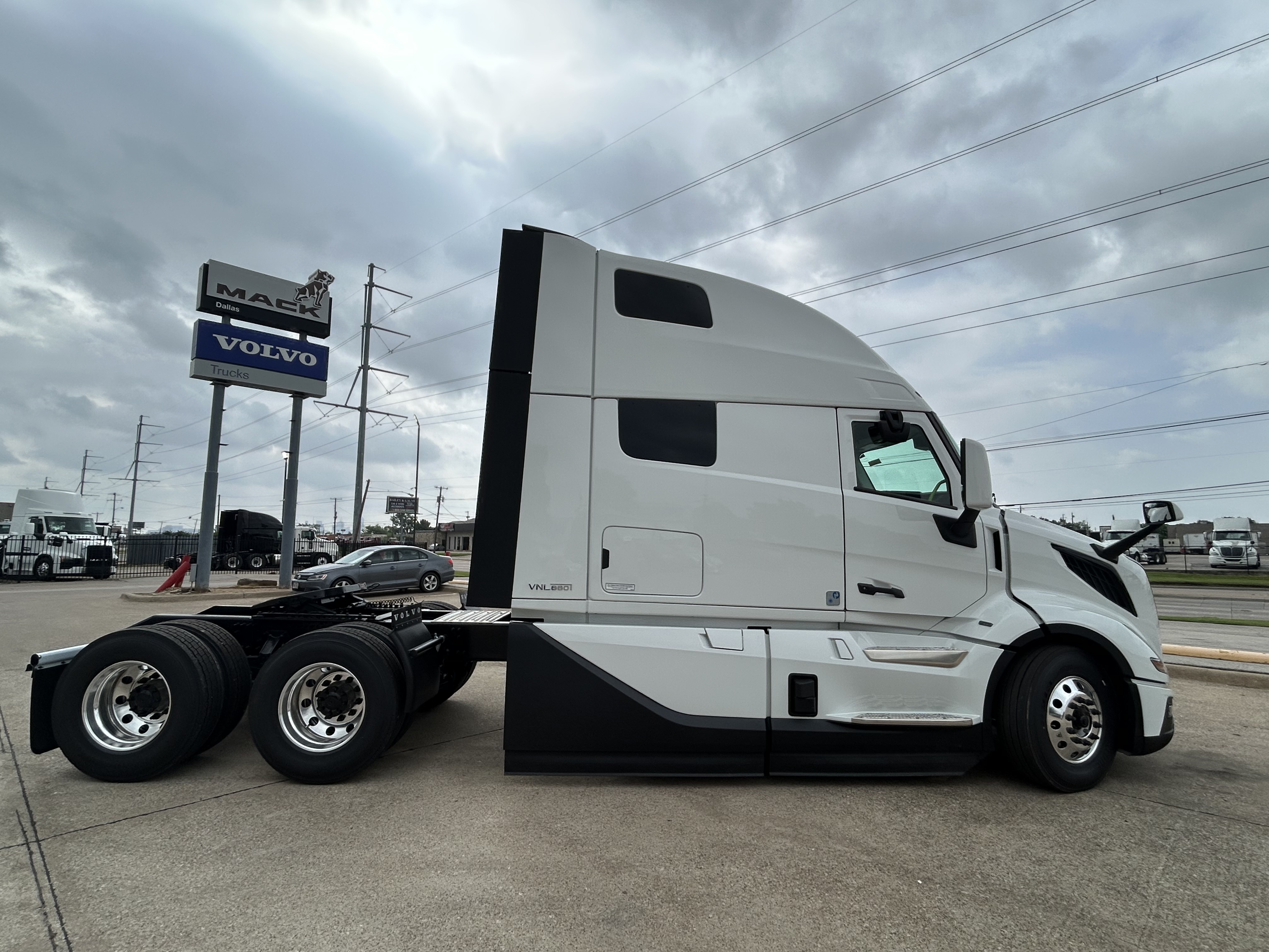 2027 Volvo VNL 860 in Dallas Irving Blvd, TX — photo 8