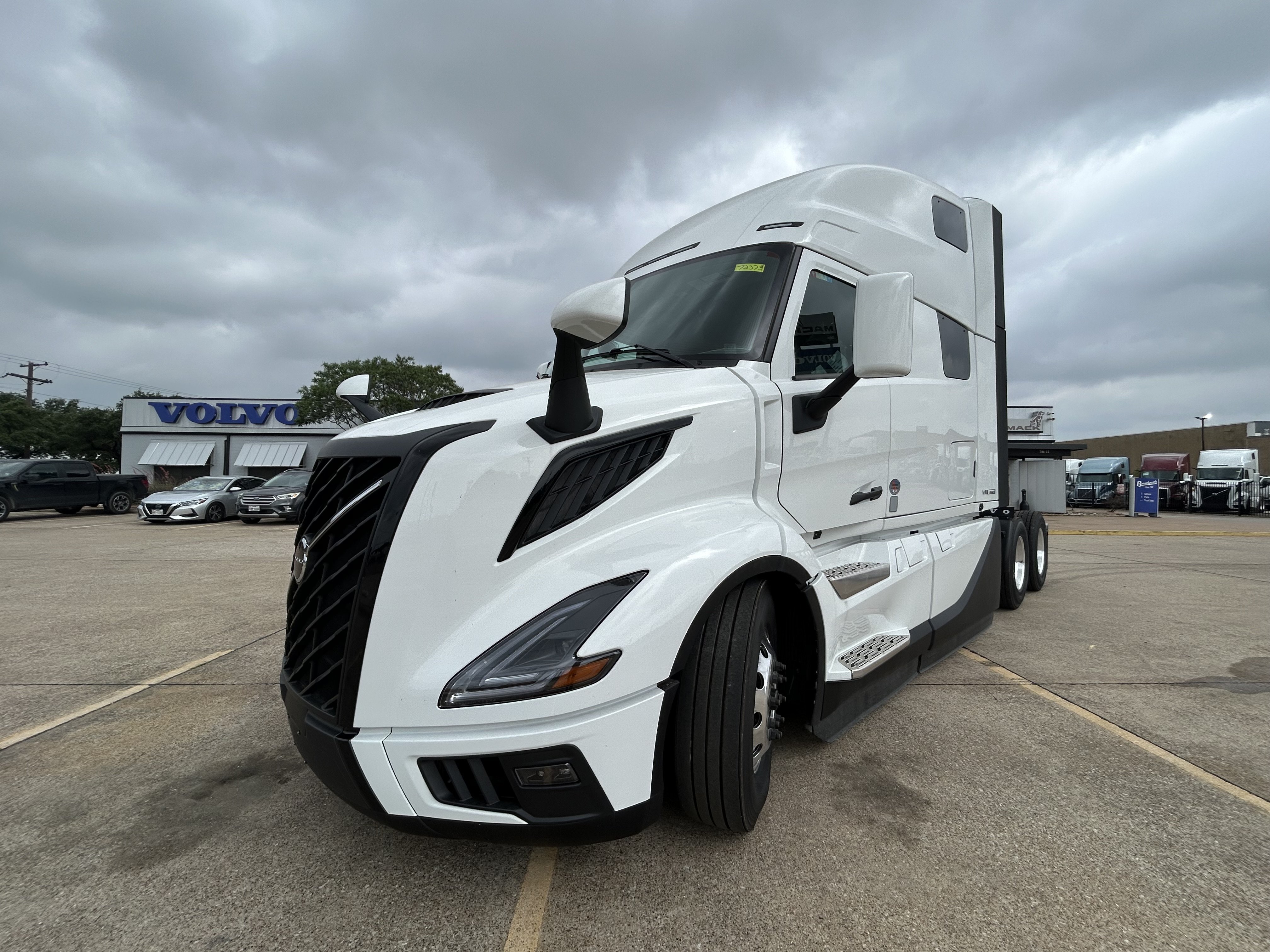 2027 Volvo VNL 860 in Dallas Irving Blvd, TX — photo 3