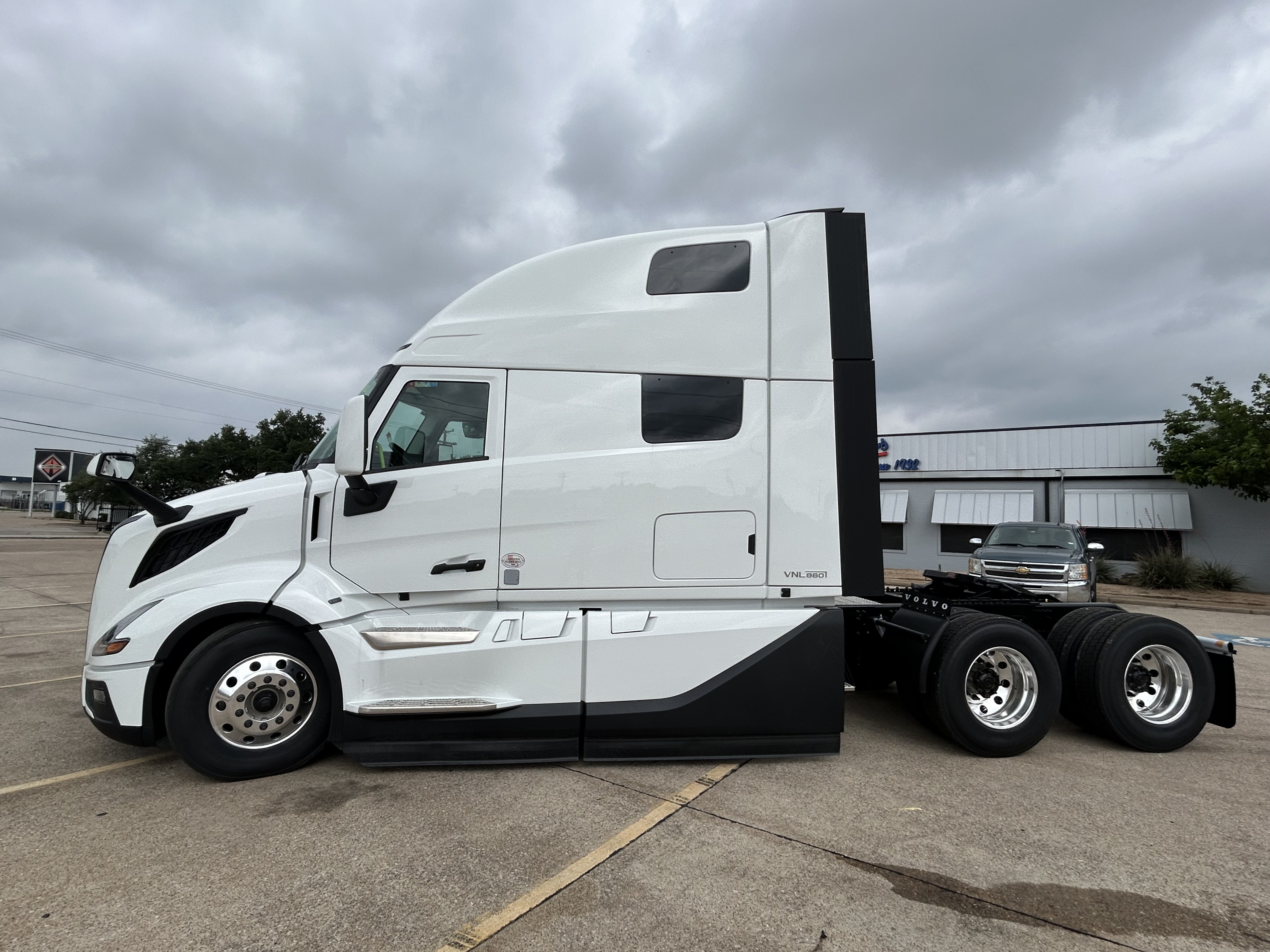 2027 Volvo VNL 860 in Dallas Irving Blvd, TX — photo 4