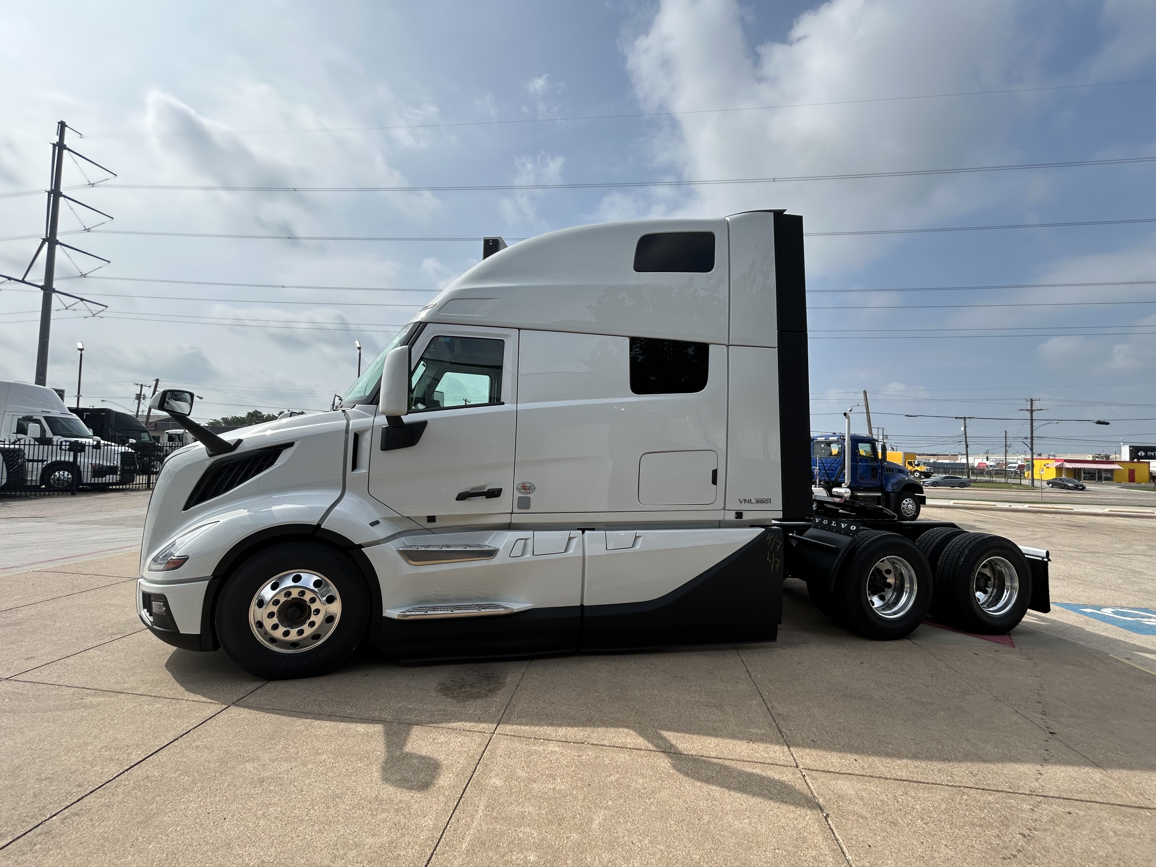 2027 Volvo VNL 860 in Dallas Irving Blvd, TX — photo 4