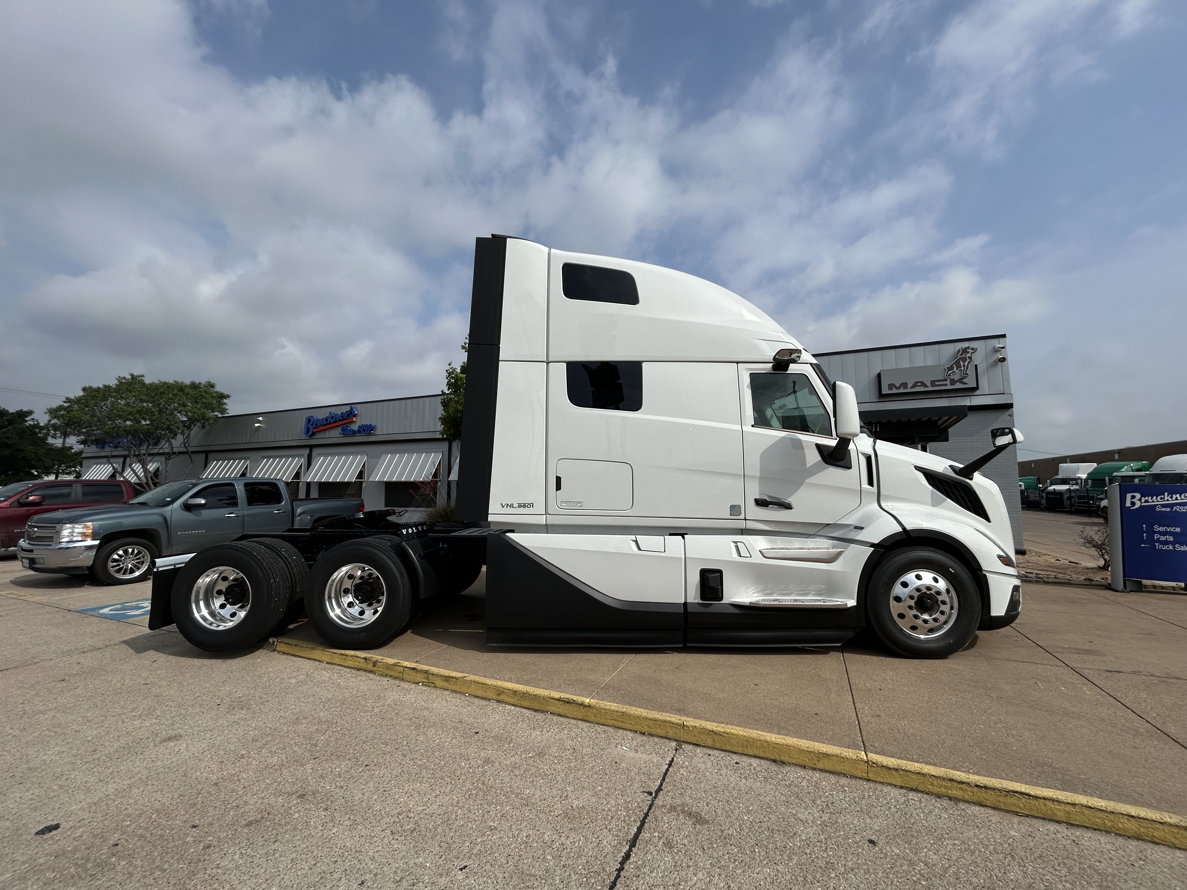 2027 Volvo VNL 860 in Dallas Irving Blvd, TX — photo 7