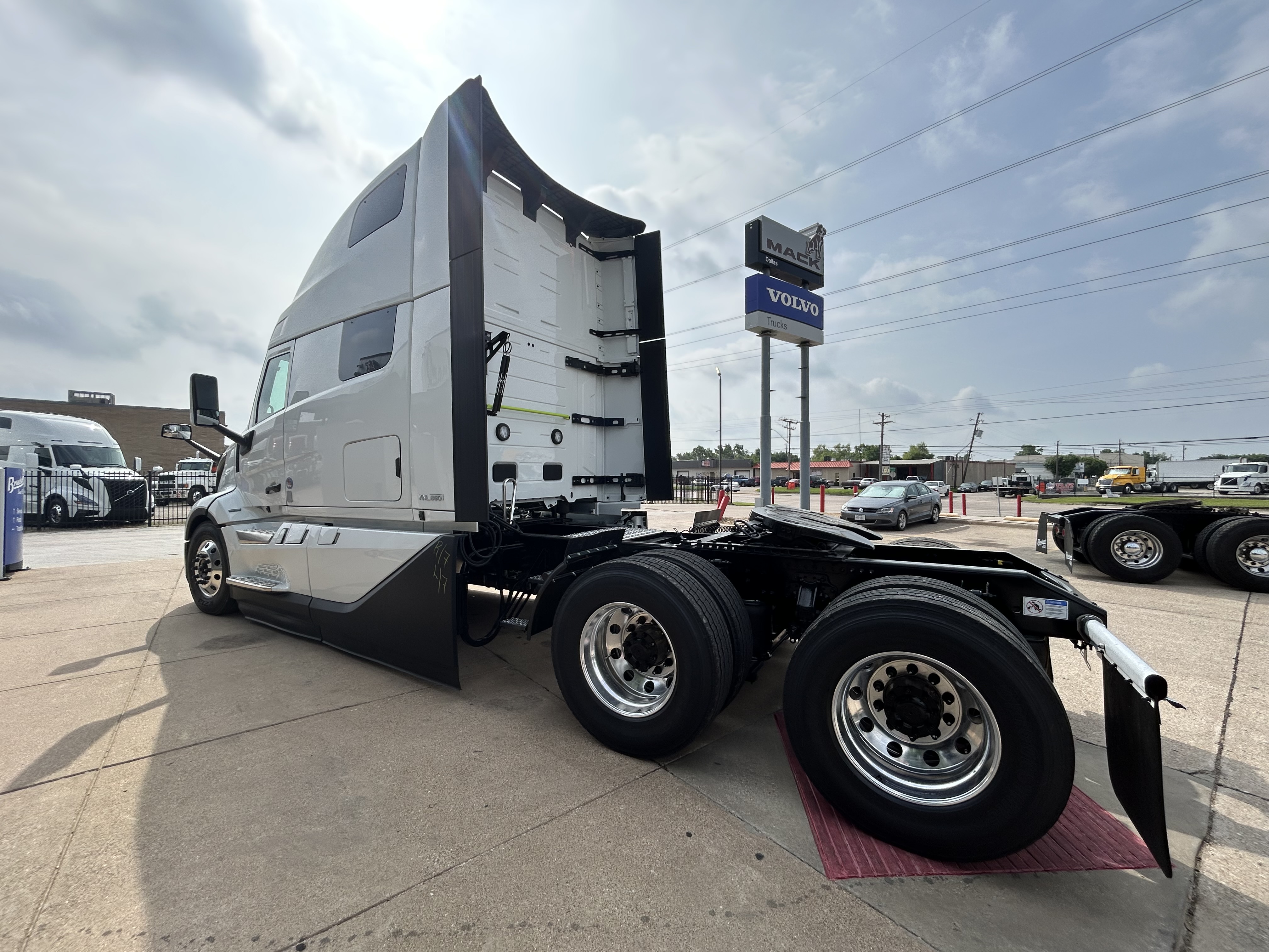 2027 Volvo VNL 860 in Dallas Irving Blvd, TX — photo 5