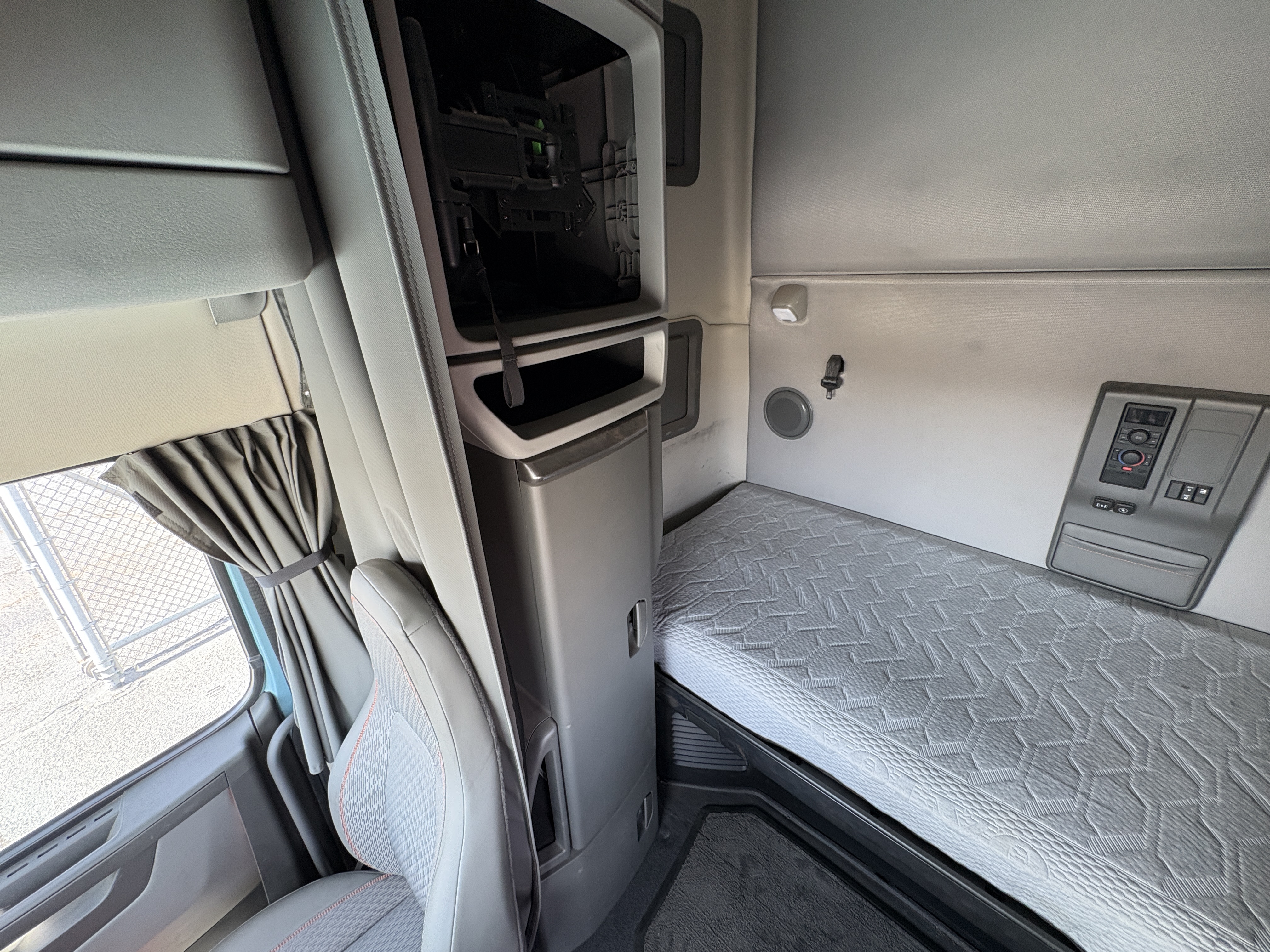 2022 Volvo - image 20