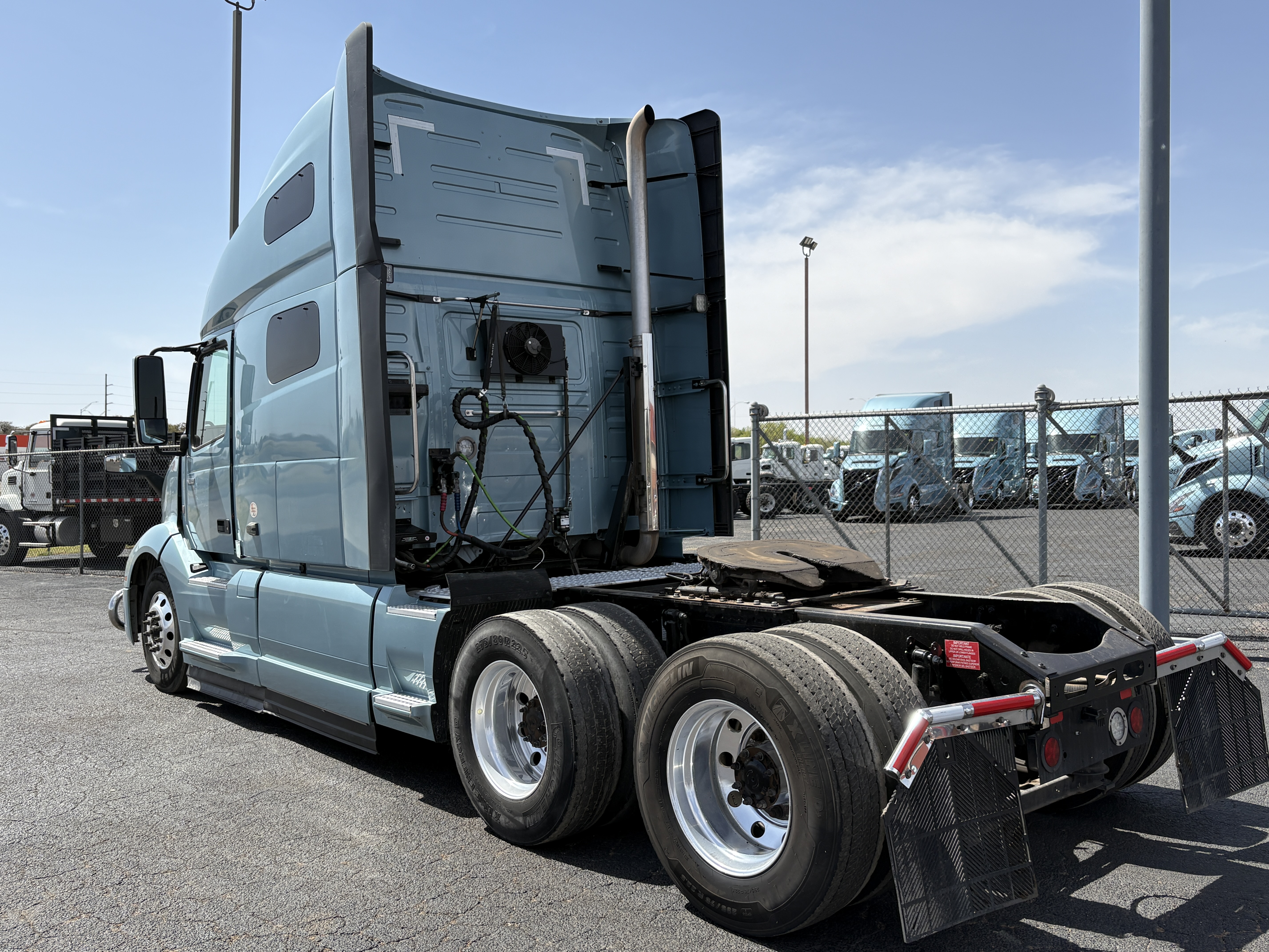 2022 Volvo - image 8