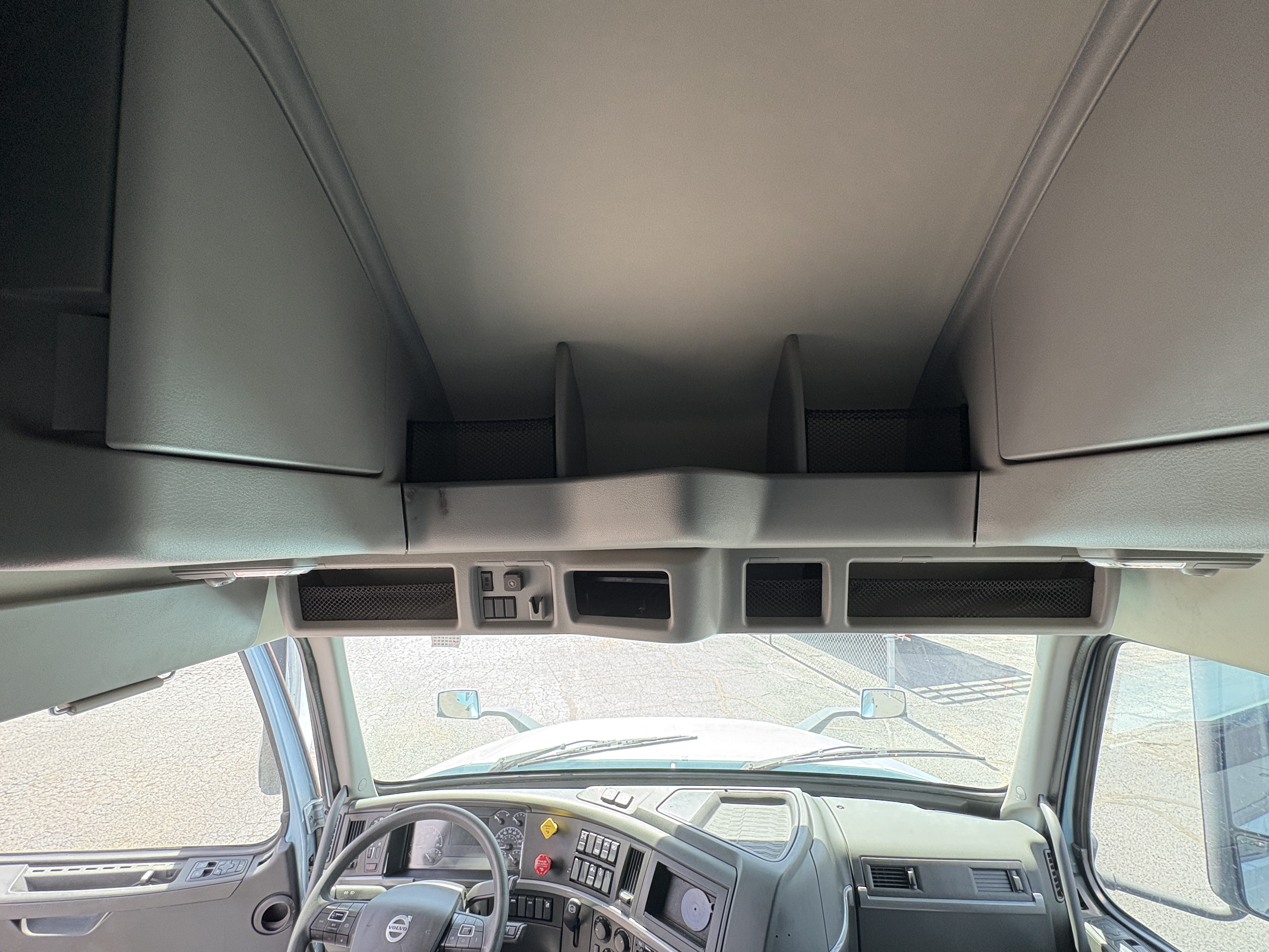 2022 Volvo - image 18