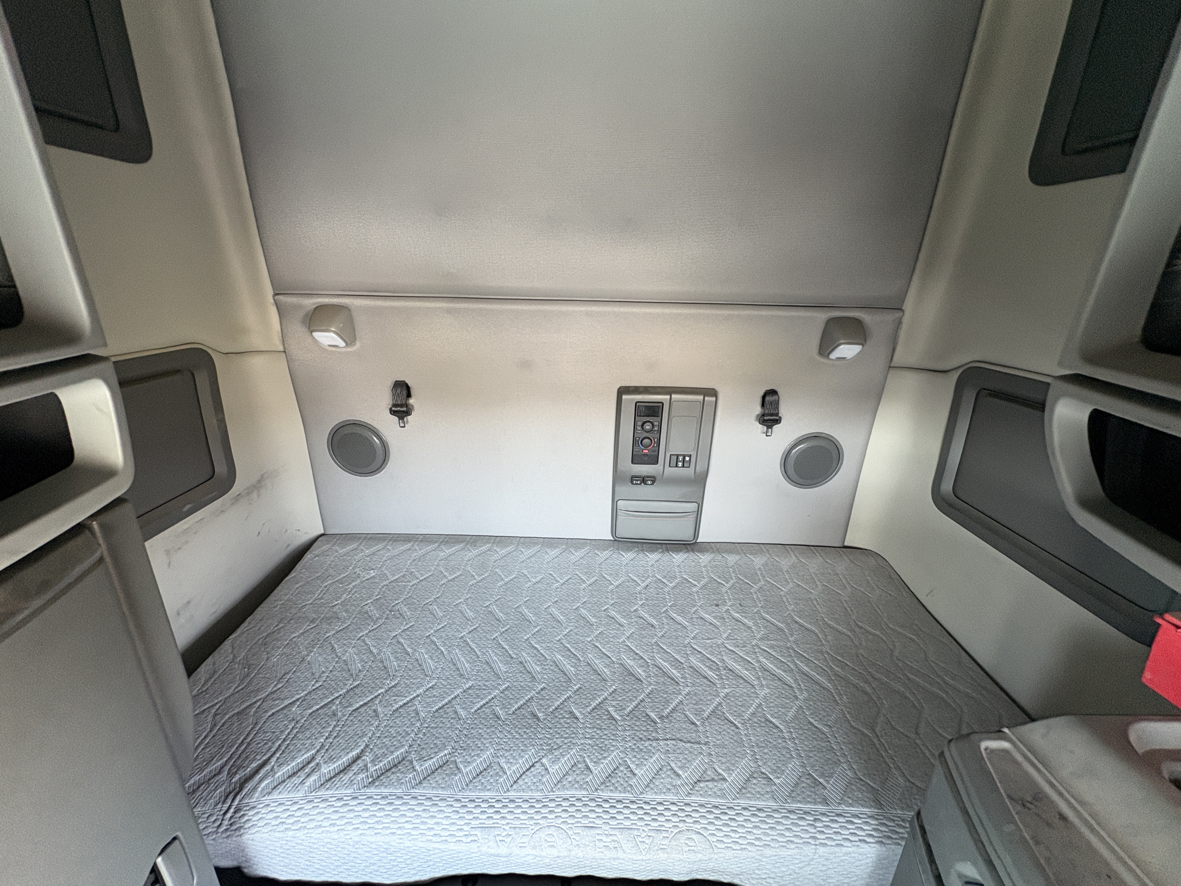 2022 Volvo - image 23