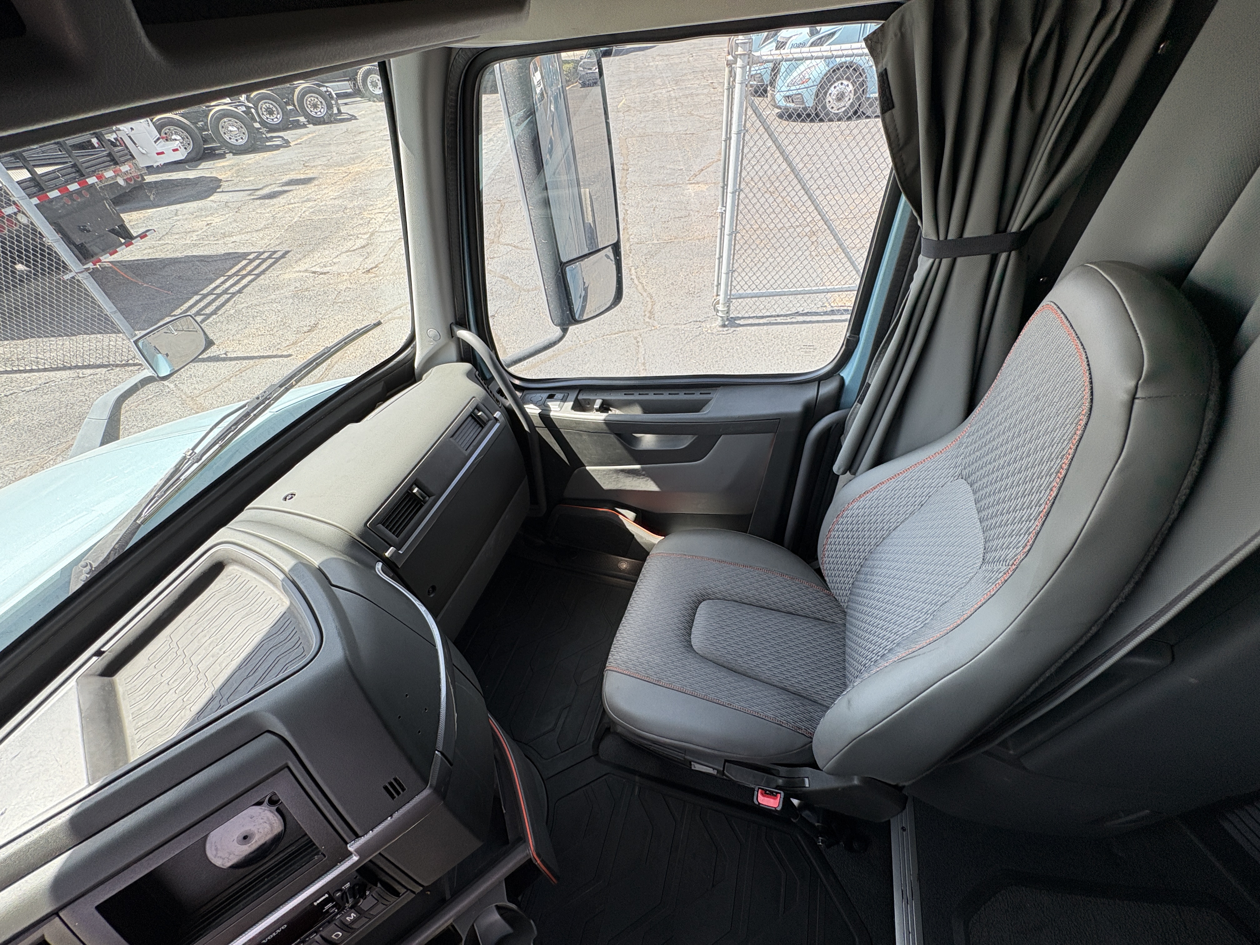 2022 Volvo - image 17