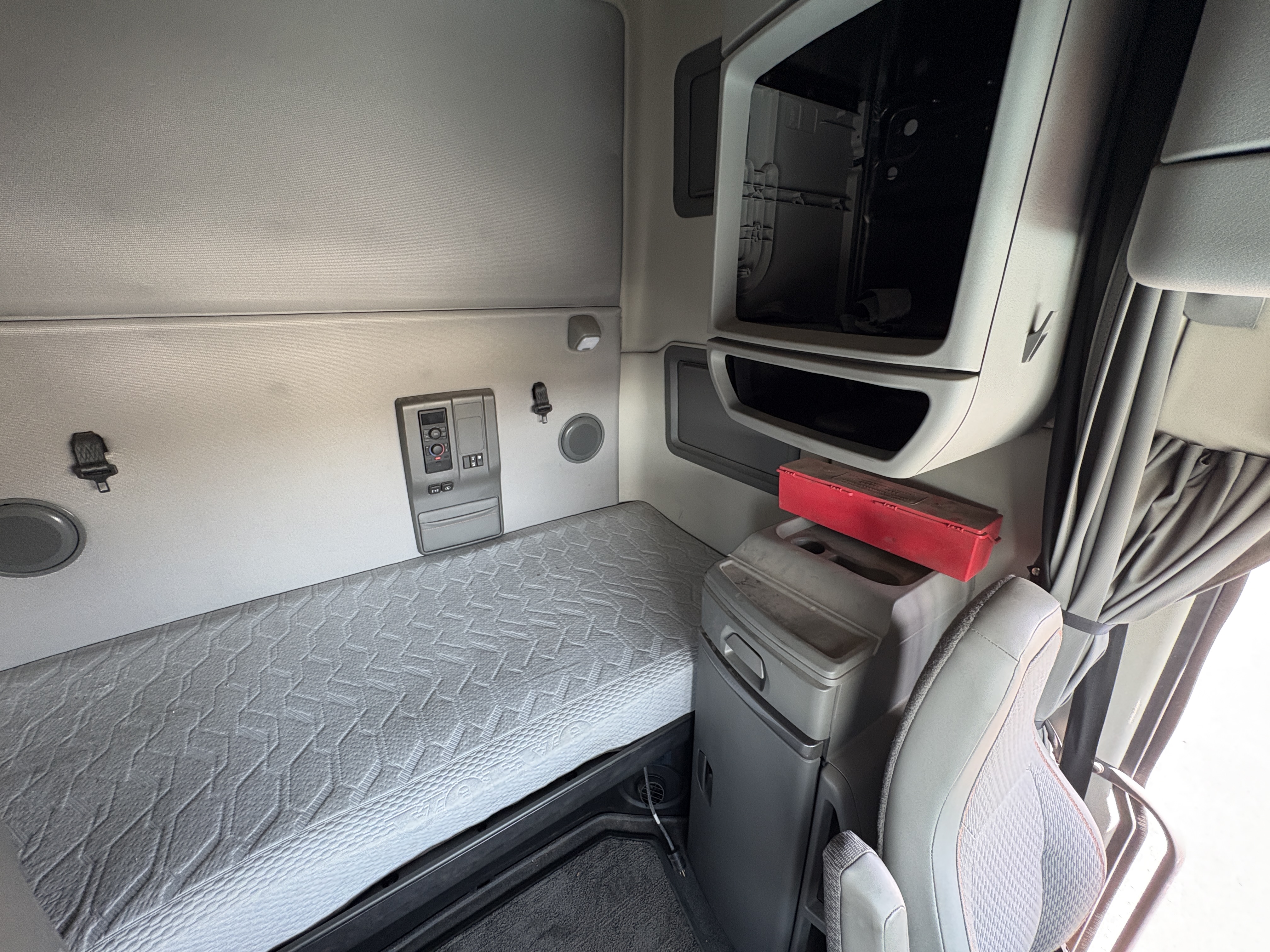 2022 Volvo - image 19