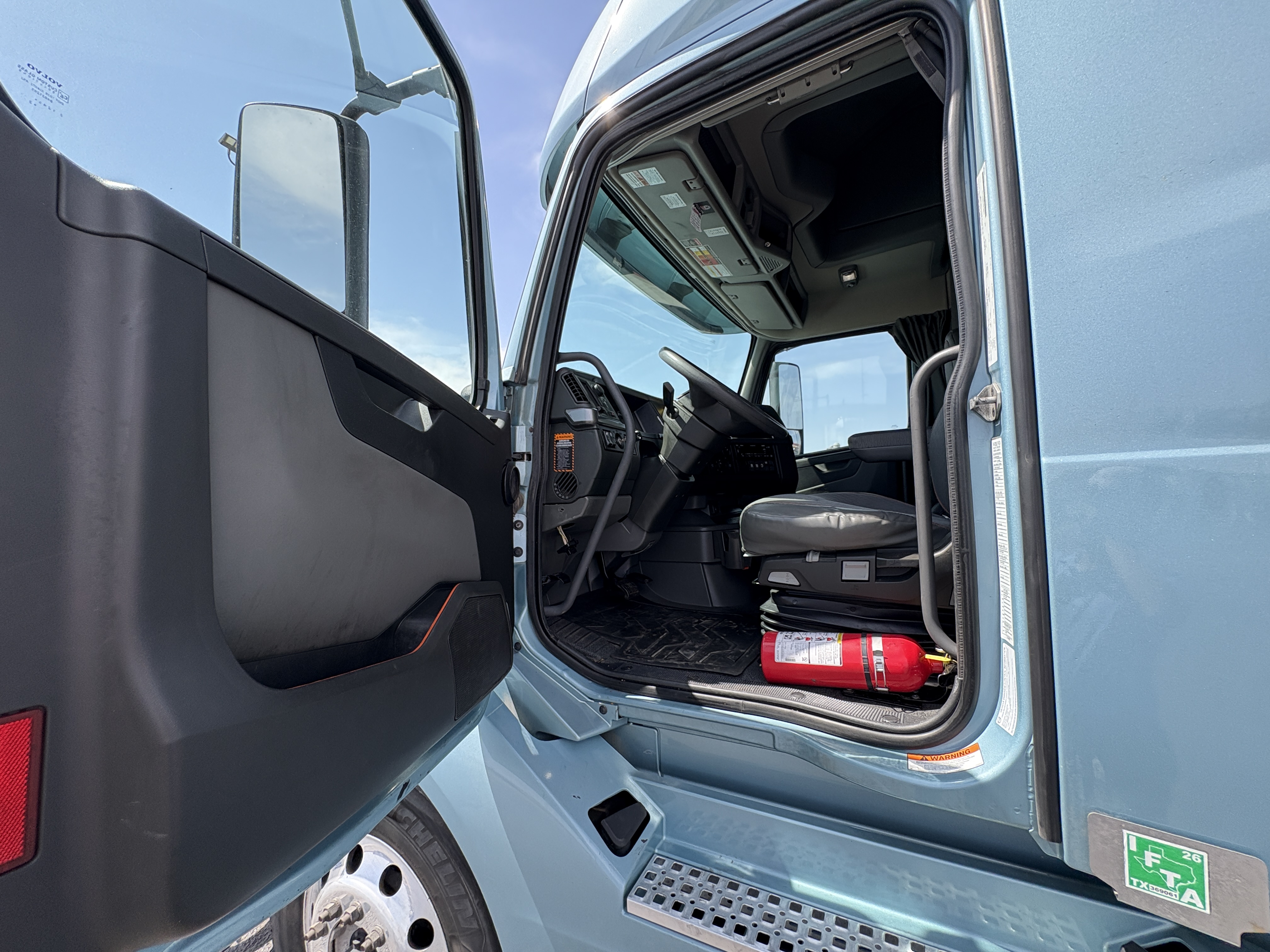 2022 Volvo - image 13