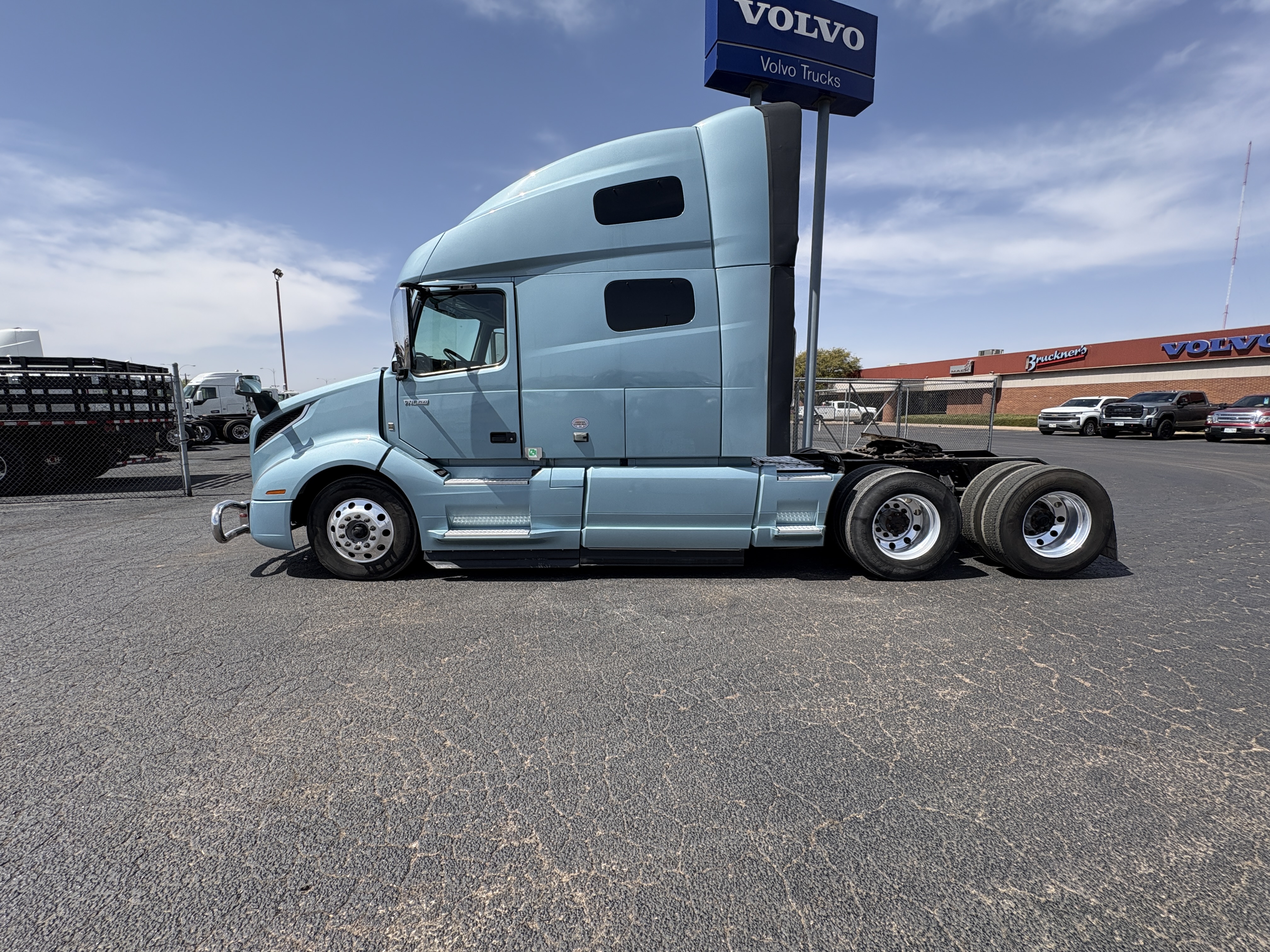 2022 Volvo - image 10