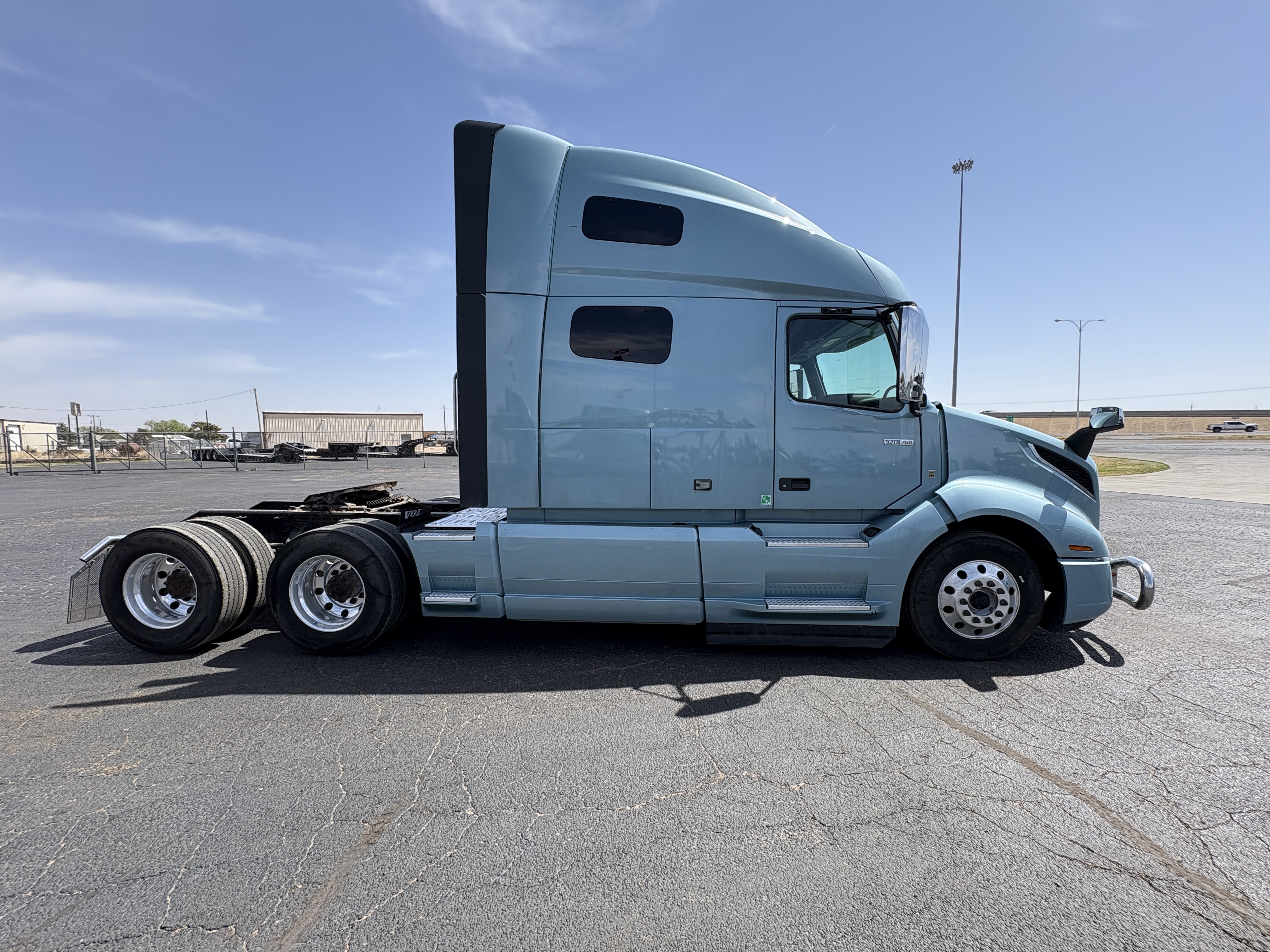 2022 Volvo - image 4