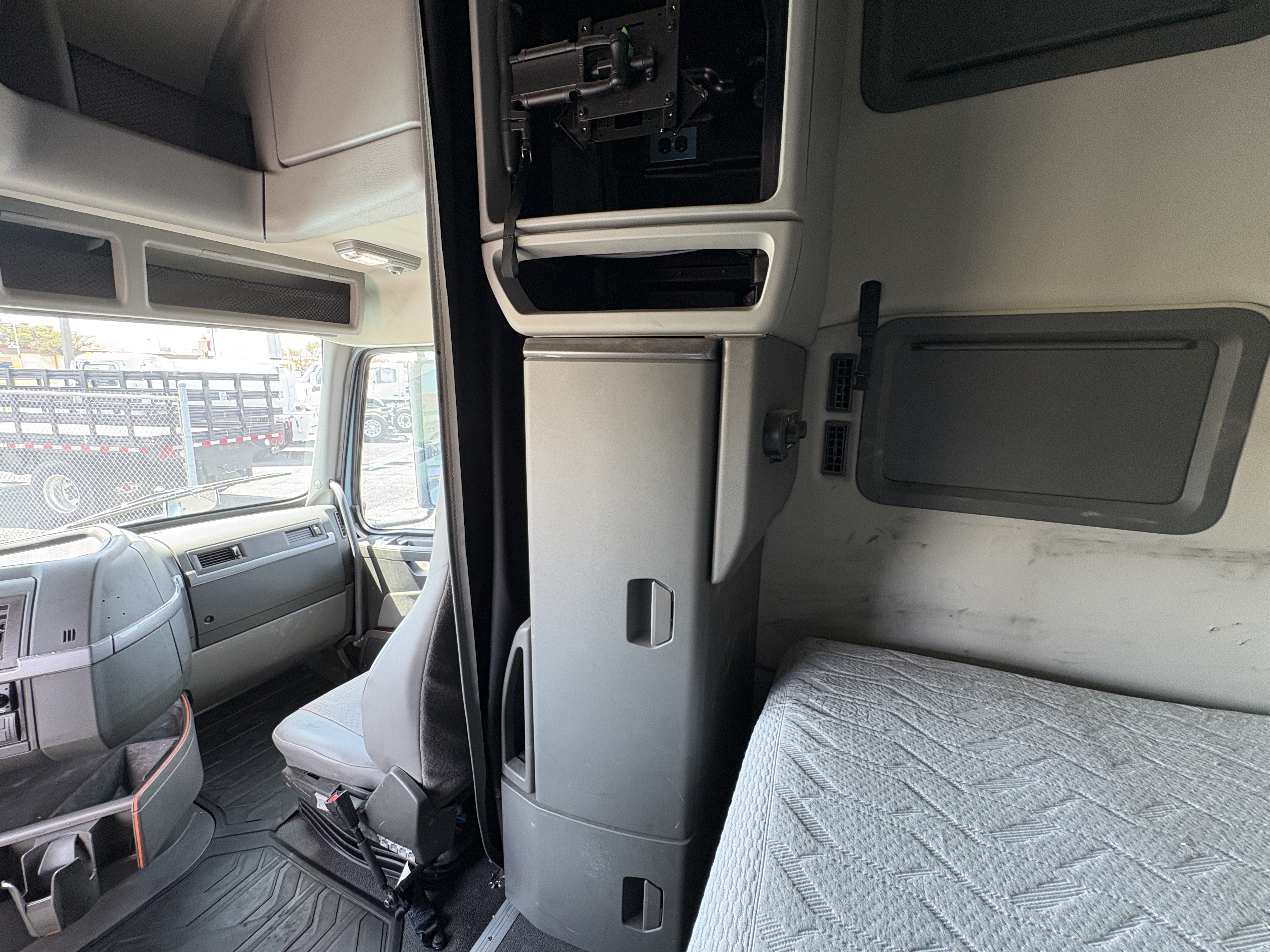 2022 Volvo - image 21