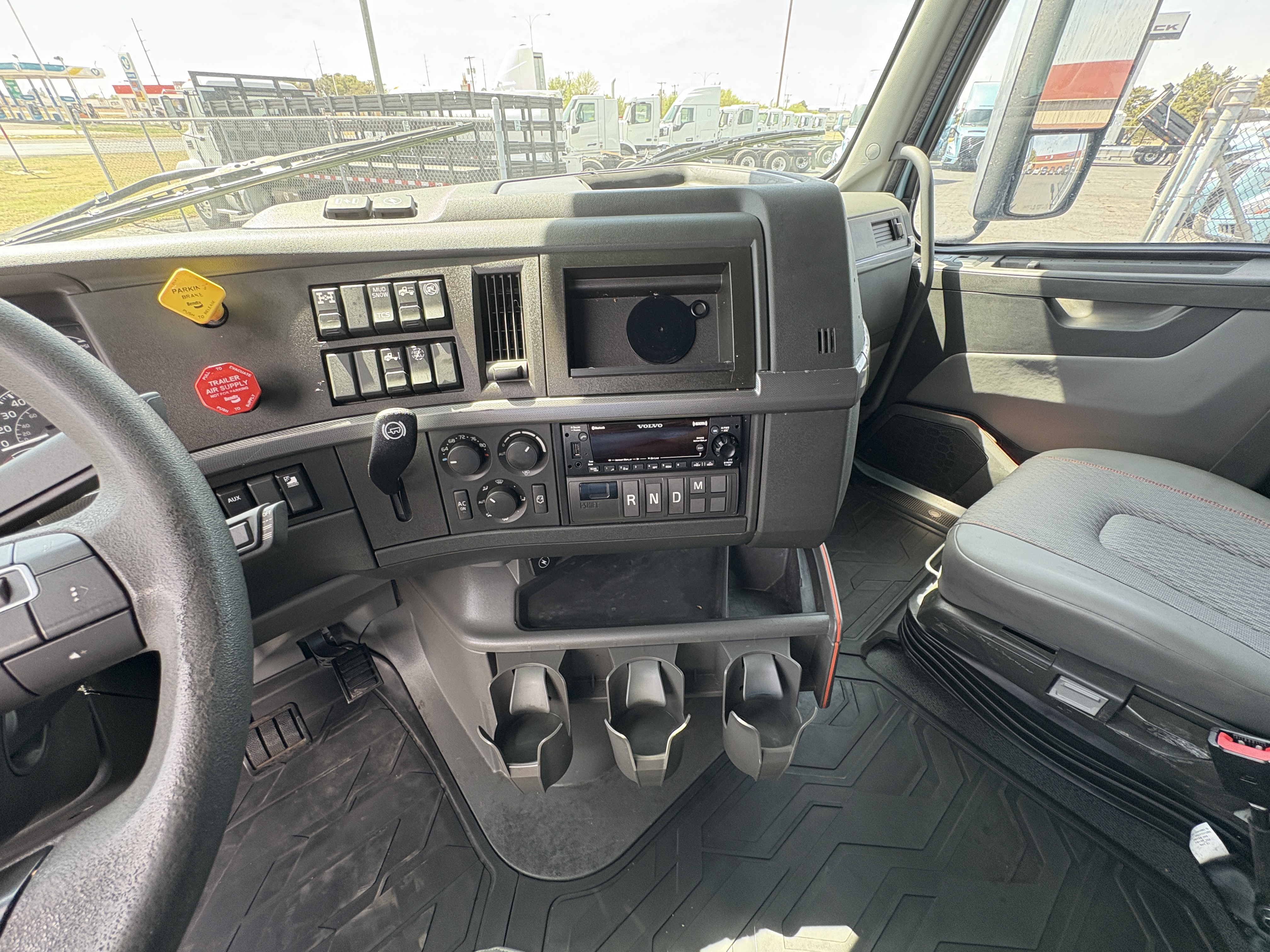 2022 Volvo - image 16