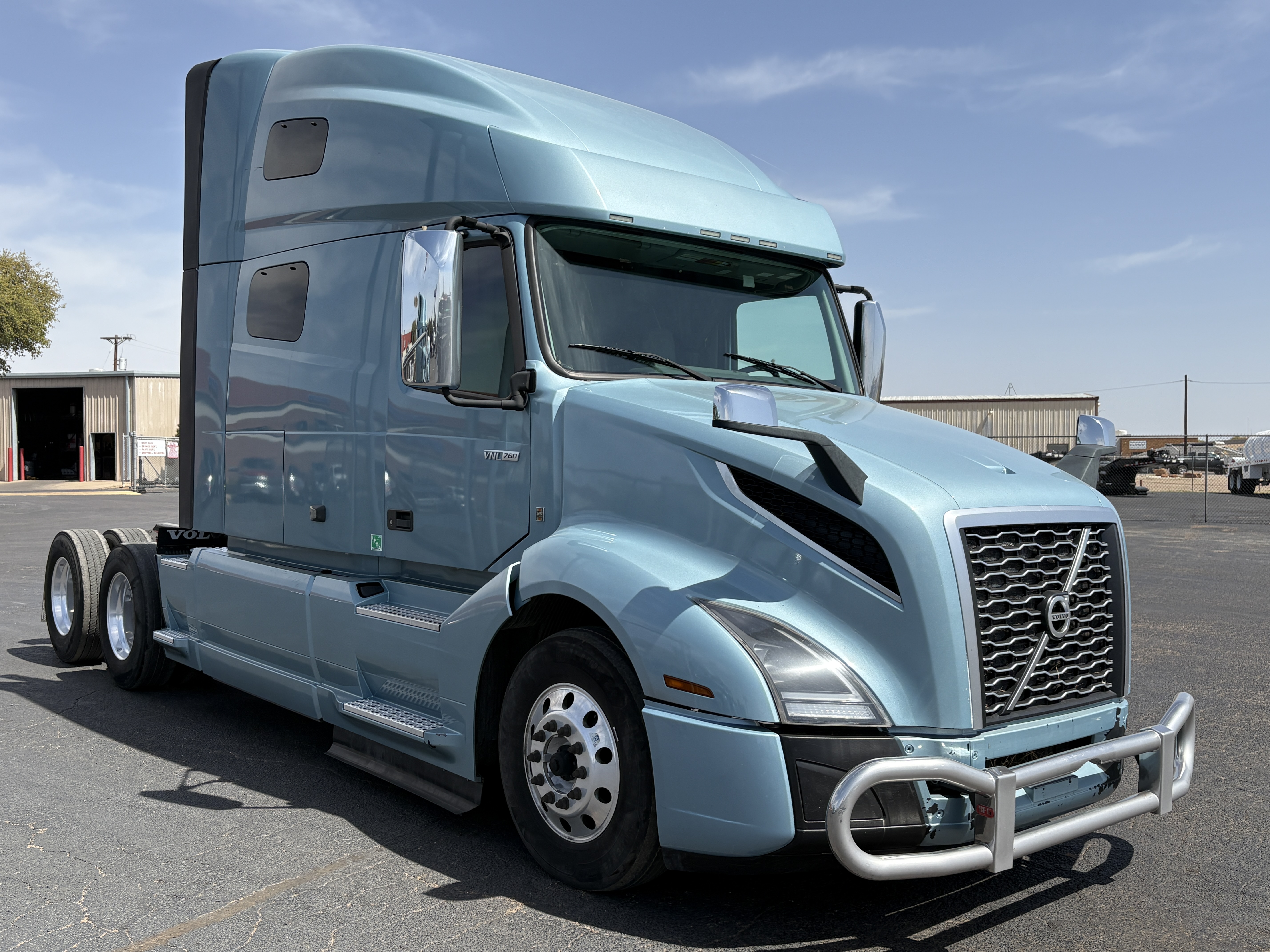 2022 Volvo - image 3