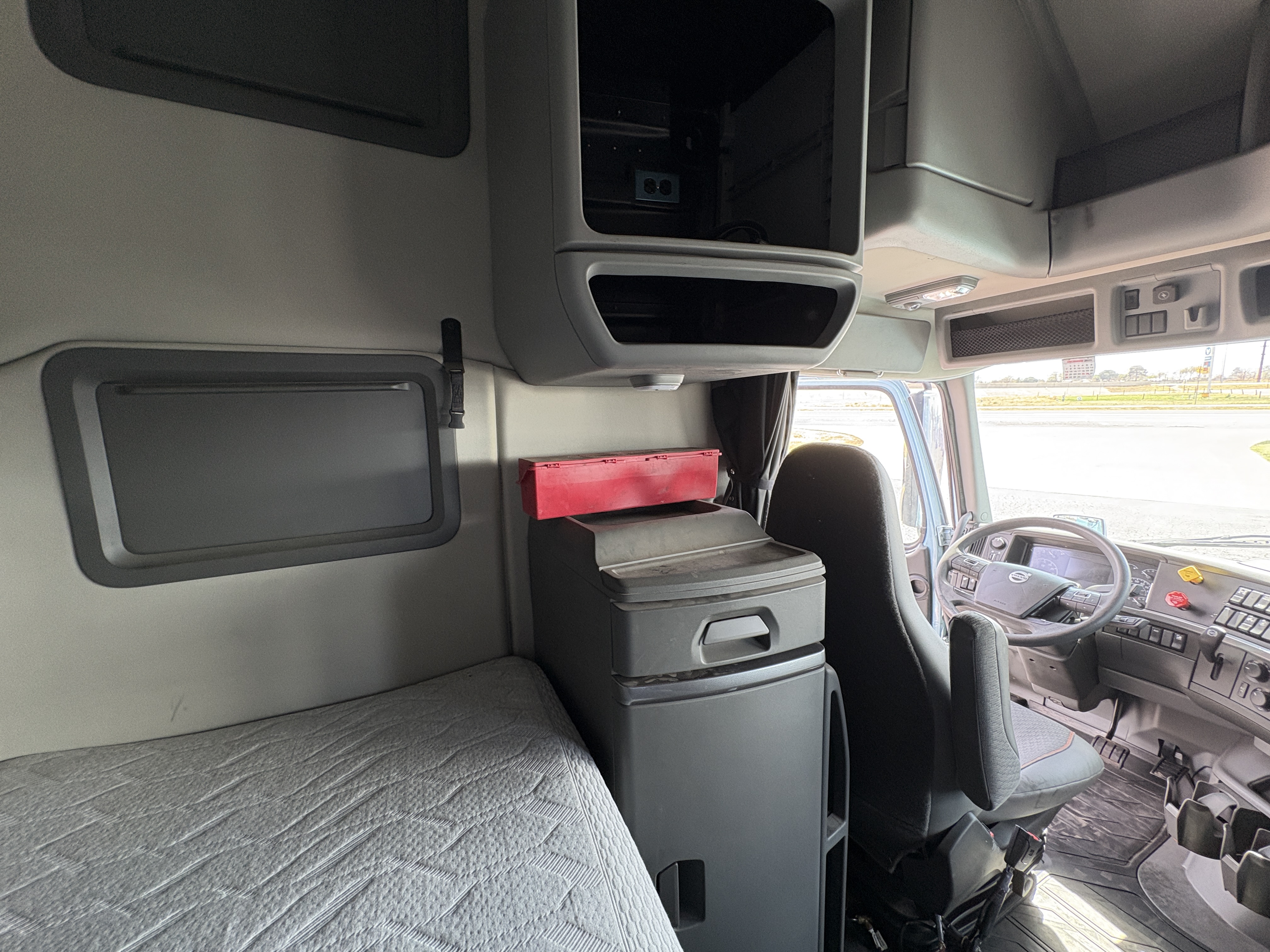 2022 Volvo - image 22