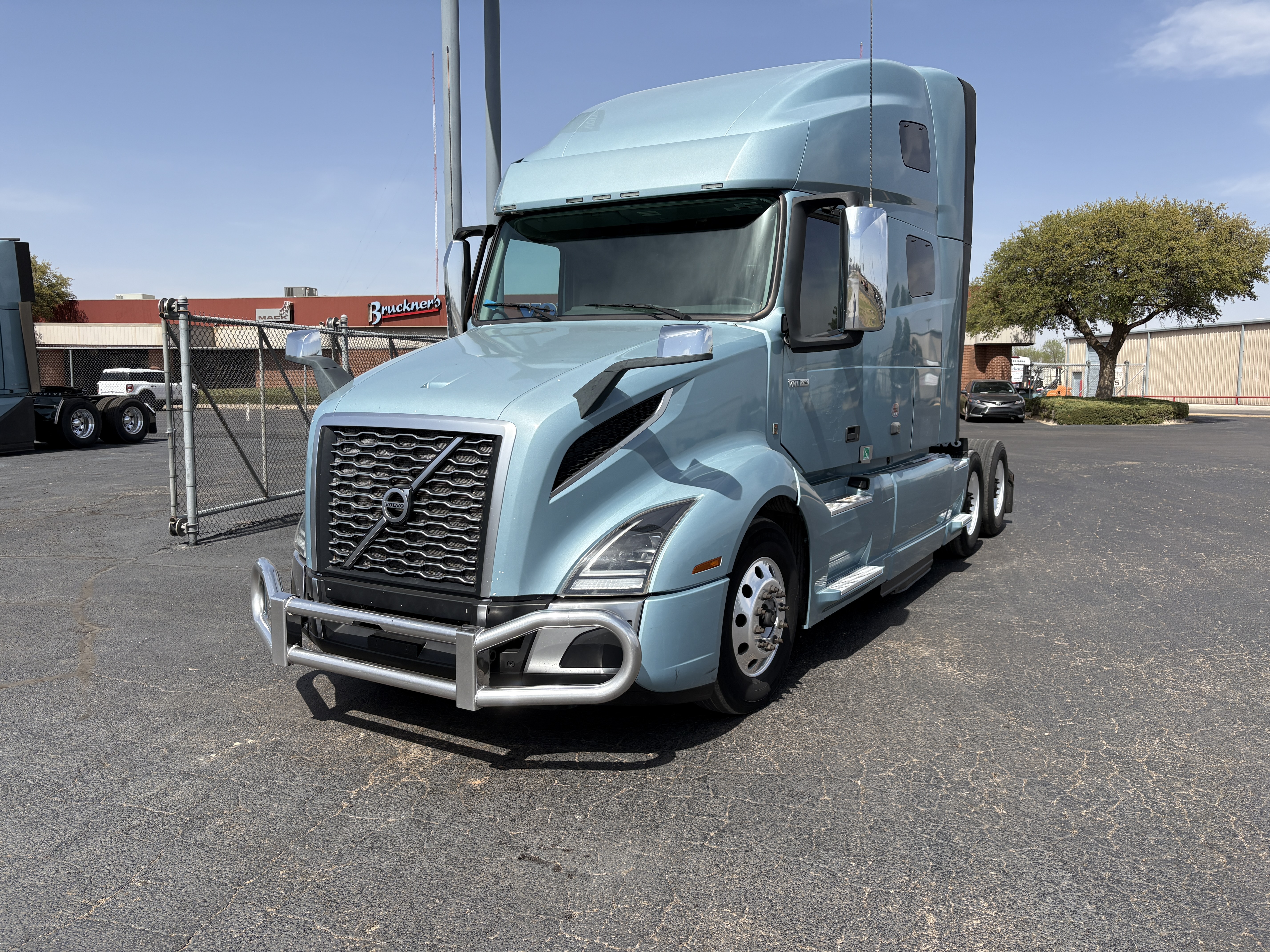 2022 Volvo - image 1