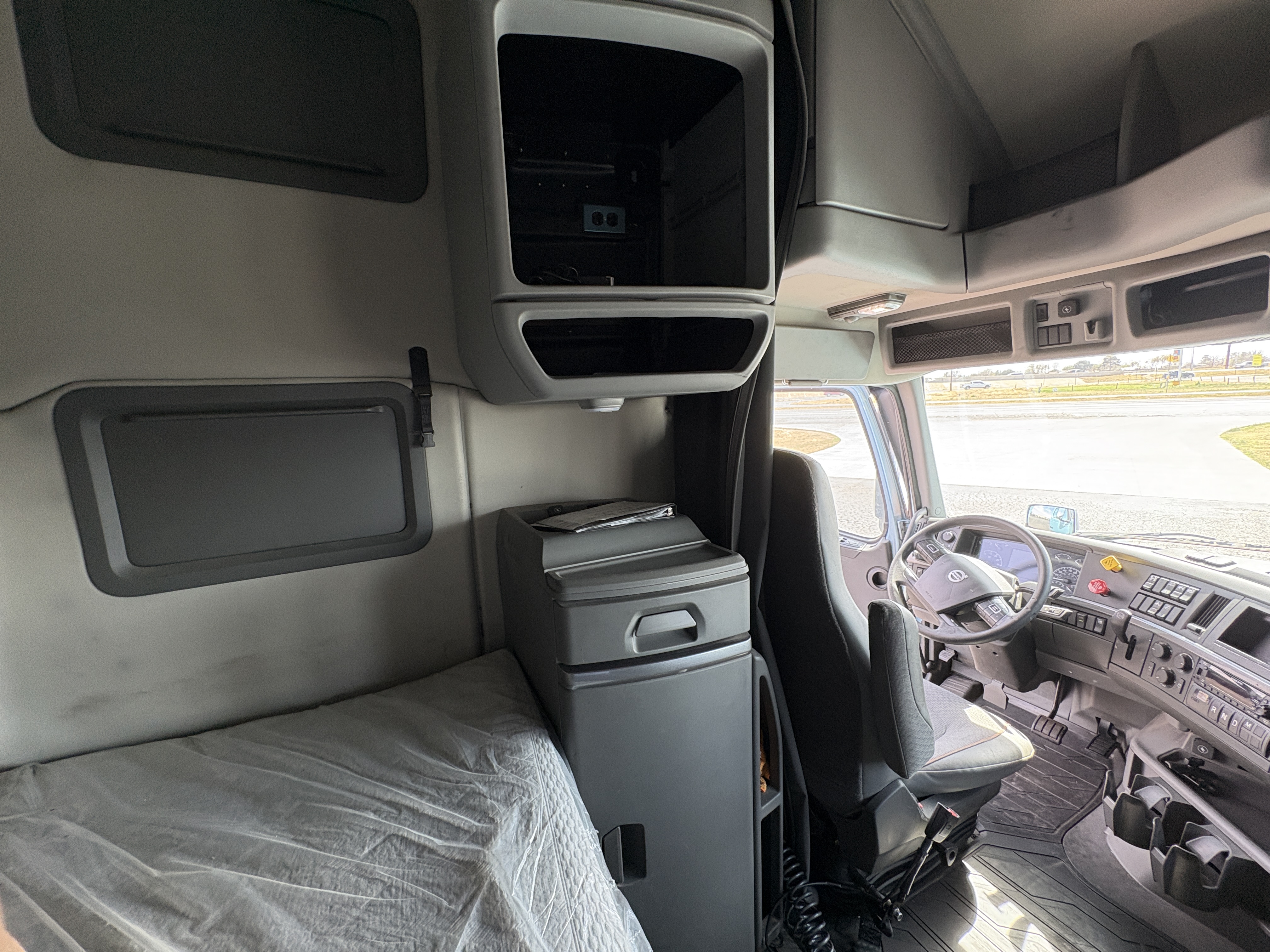 2022 Volvo - image 20