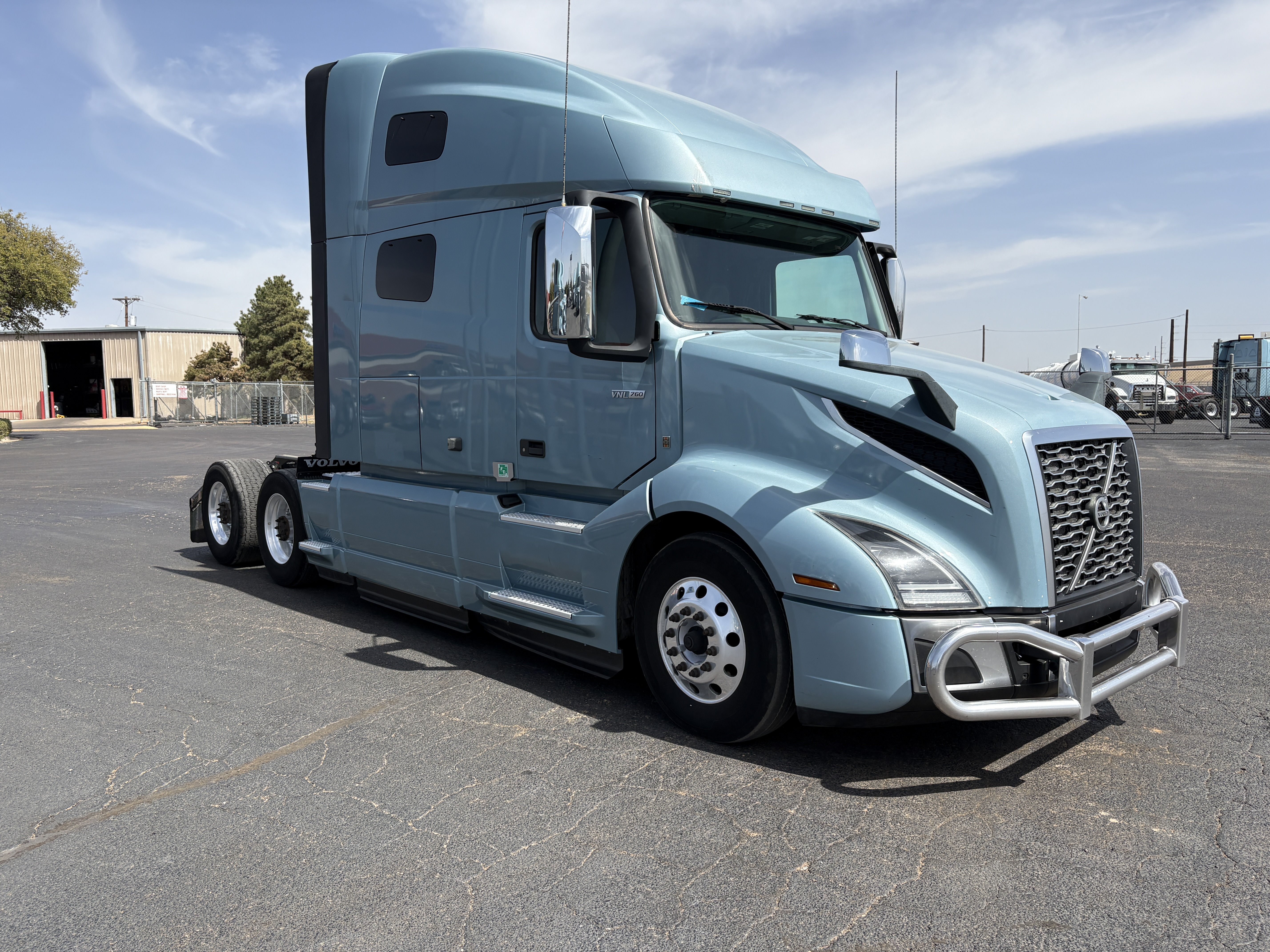 2022 Volvo - image 3