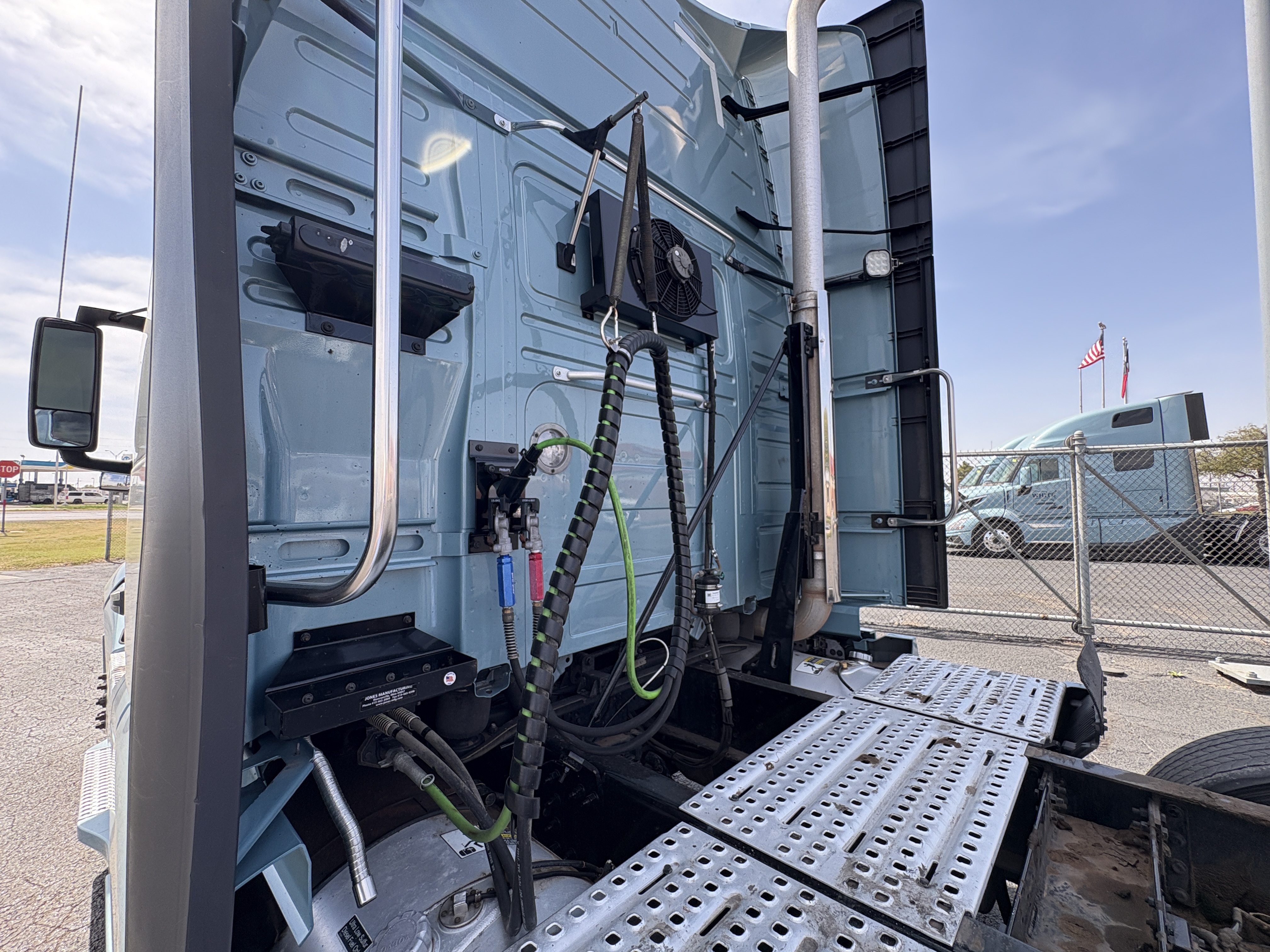 2022 Volvo - image 9