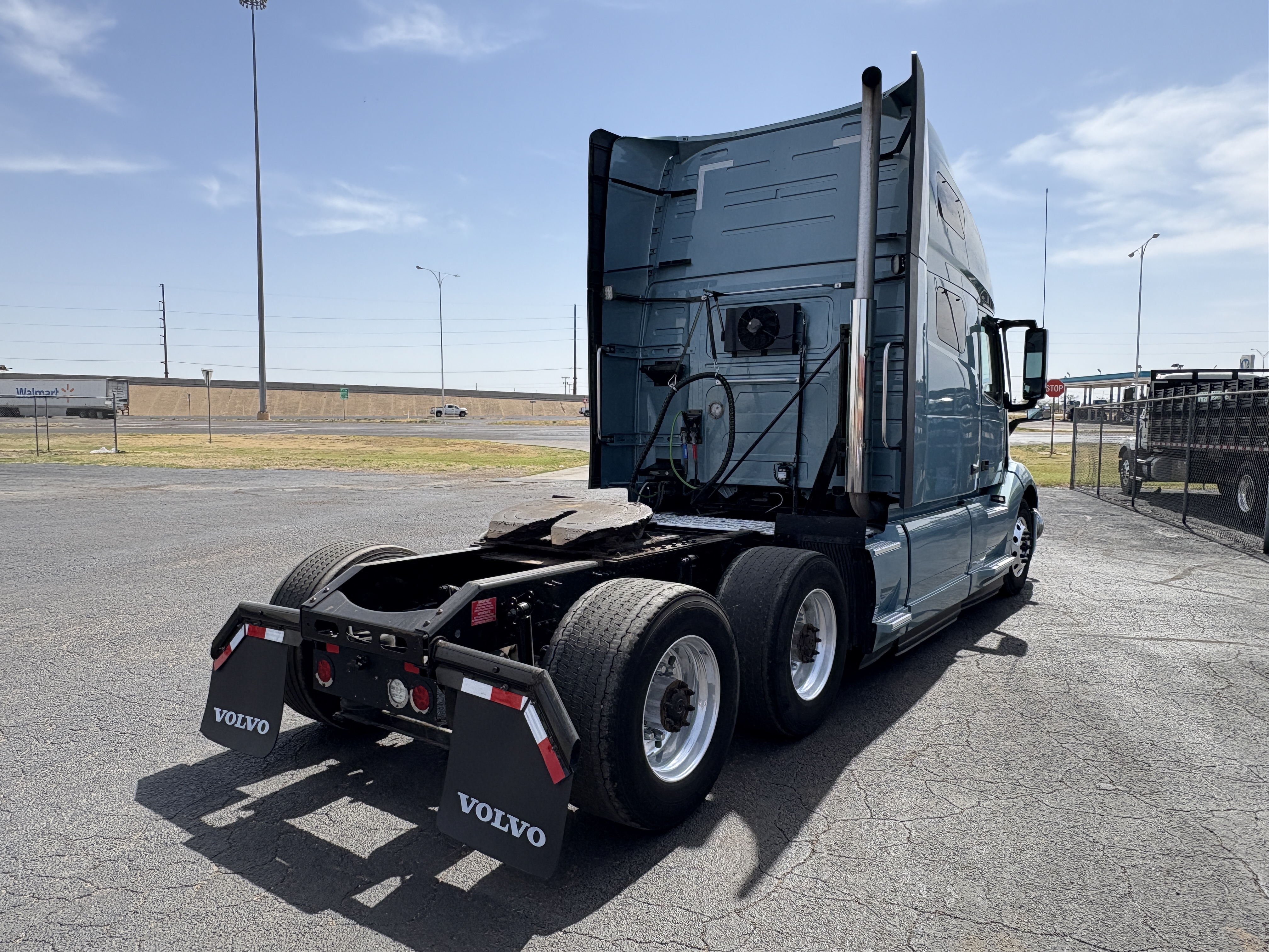 2022 Volvo - image 5