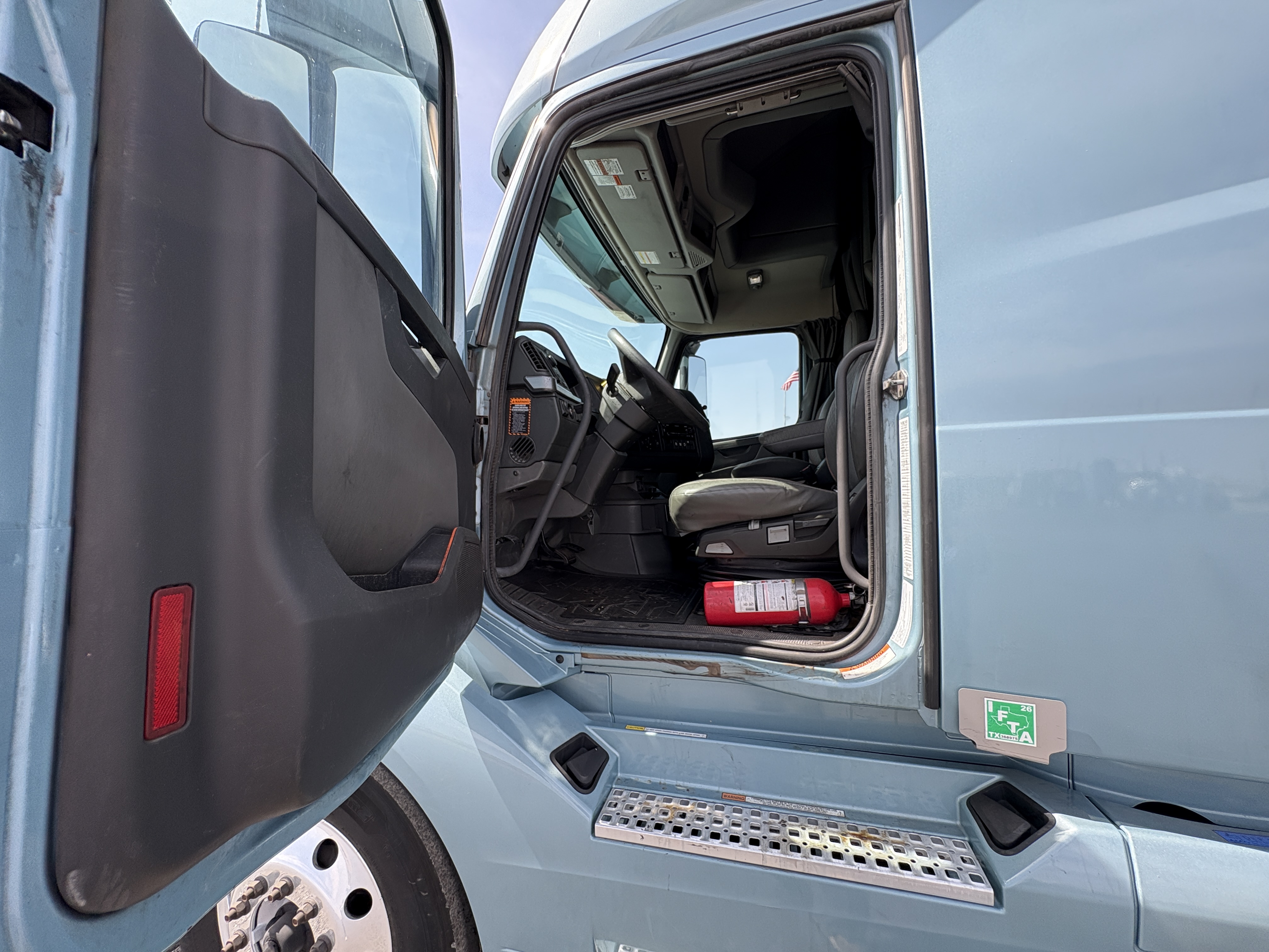 2022 Volvo - image 12